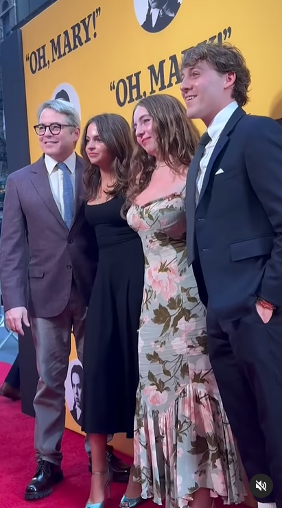 Matthew, Marion, Tabitha und James Broderick posieren bei der Premiere von "Oh, Mary" am Broadway im Lyceum Theatre in New York City am 11. Juli 2024. | Quelle: Instagram/pagesix/