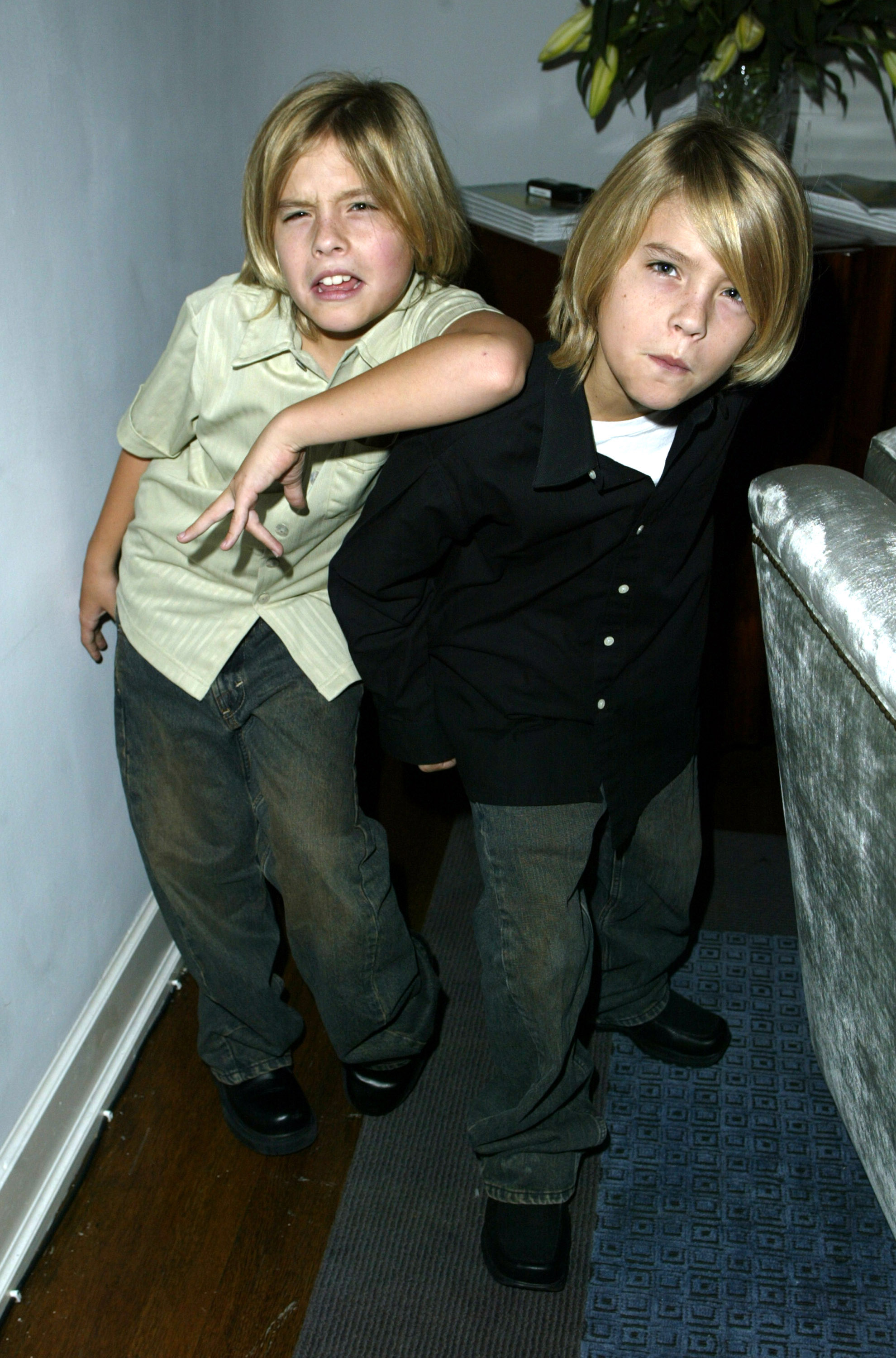 Dylan und Cole Sprouse auf der Abschlussparty für "The Heart is Deceitful Above All Things" am 10. November 2003. | Quelle: Getty Images