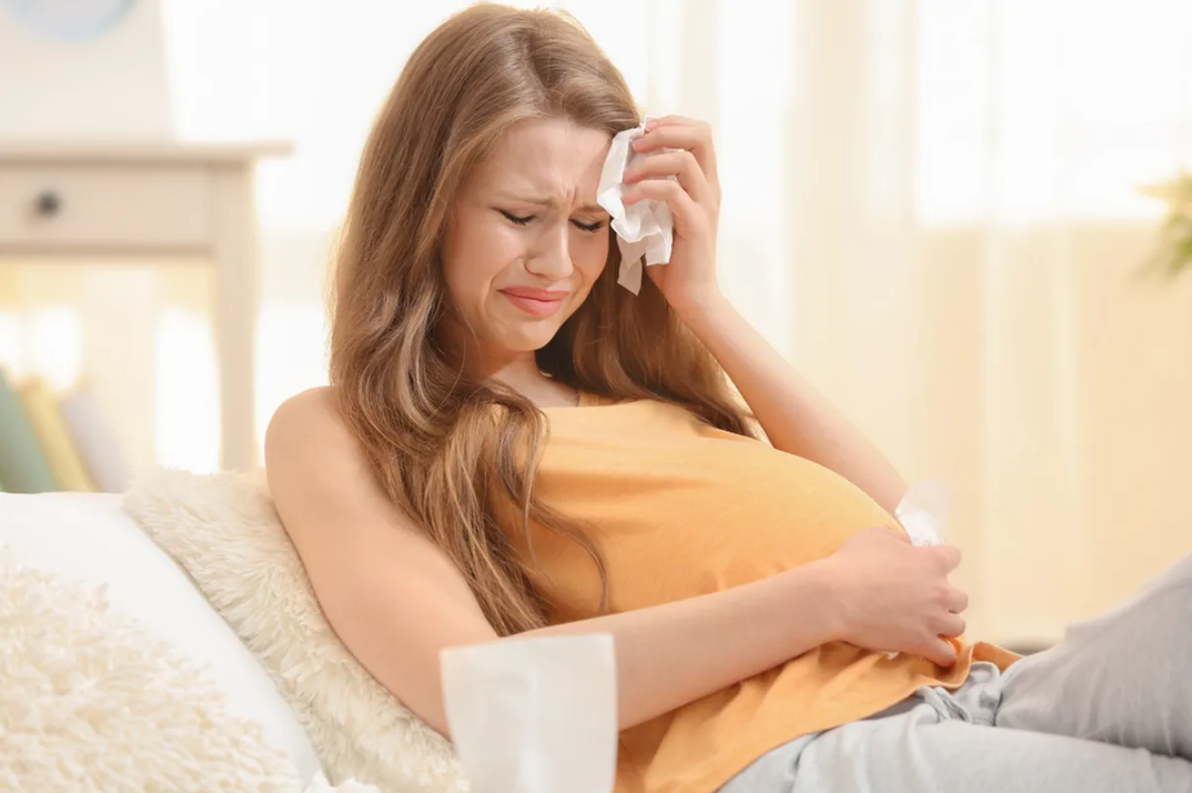 Schwangere Frau weint | Quelle: Shutterstock