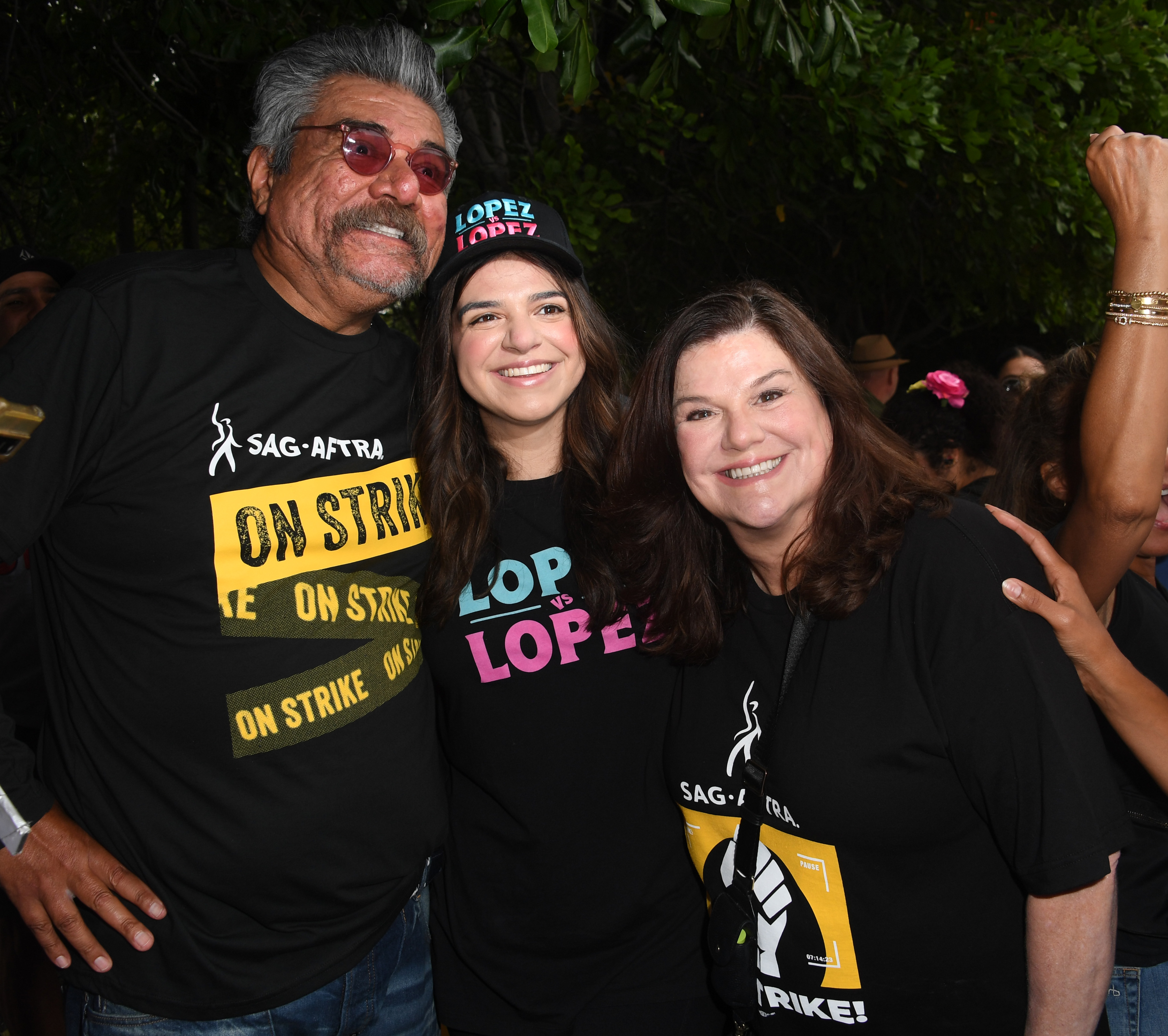 George Lopez, Mayan Lopez und Ann Serrano beteiligen sich am 15. September 2023 an der Streikpostenkette vor den Warner Bros. Studios in Burbank, Kalifornien. | Quelle: Getty Images