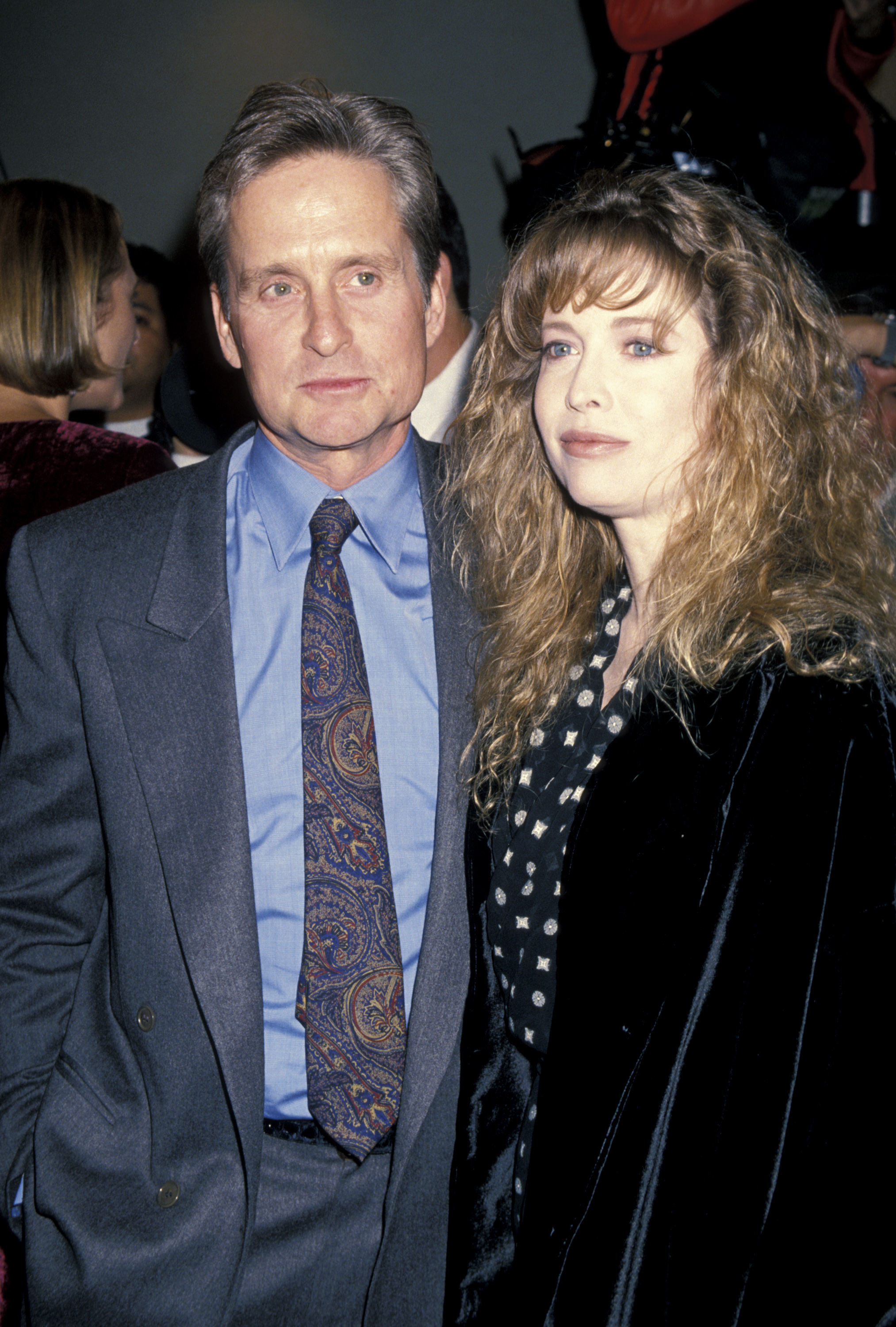 Michael und Diandra Douglas bei der Premiere von "Disclosure" in Los Angeles, 1994 | Quelle: Getty Images