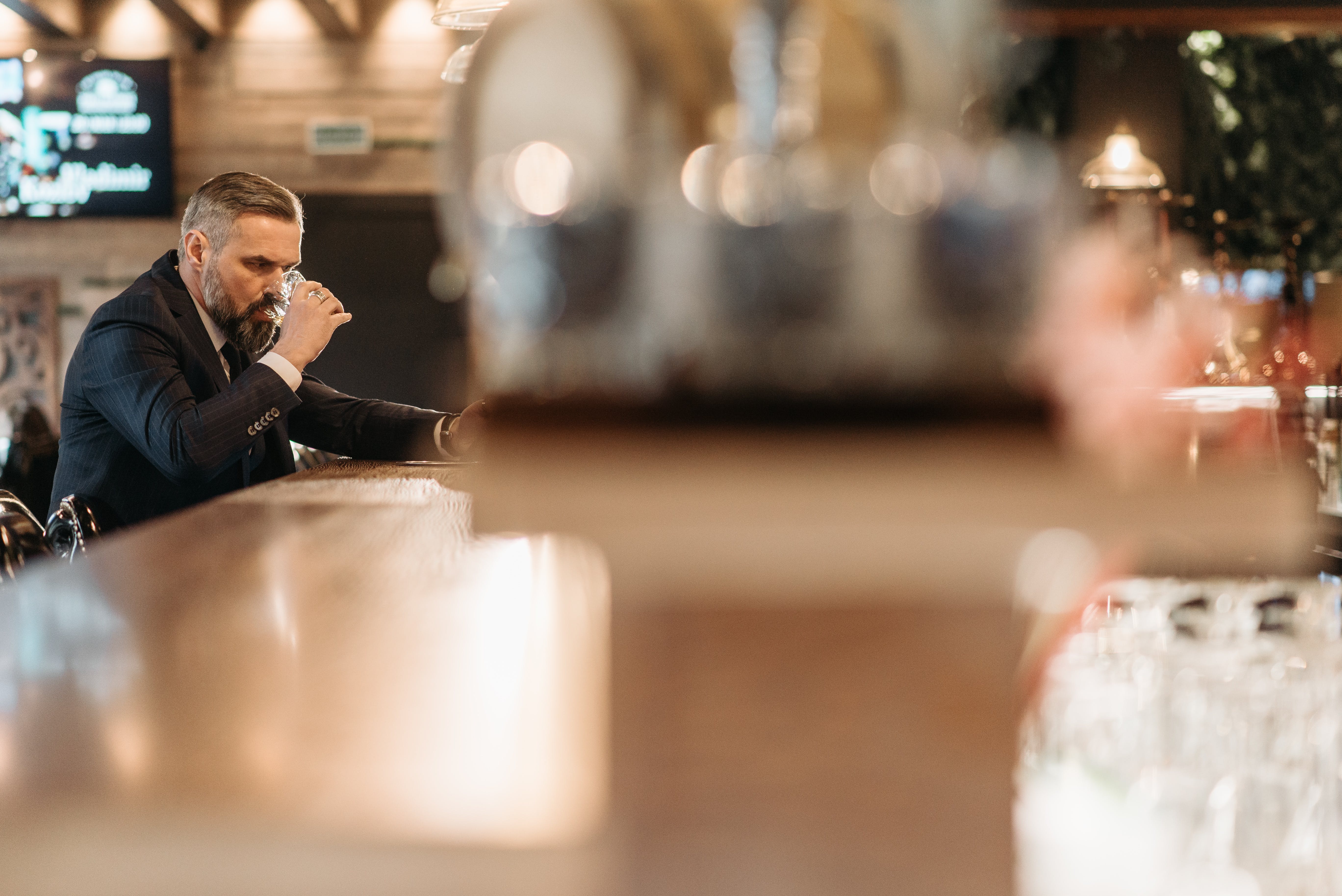 Ein älterer Mann bei einem Drink in einer Bar | Quelle: Pexels