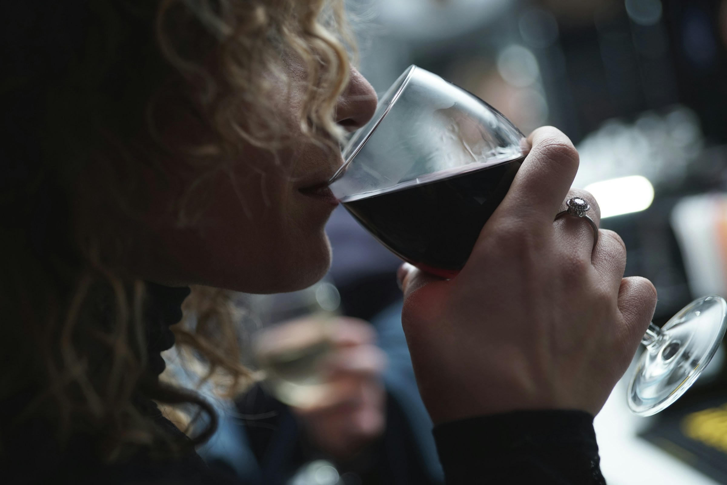 Eine Frau trinkt Wein | Quelle: Unsplash