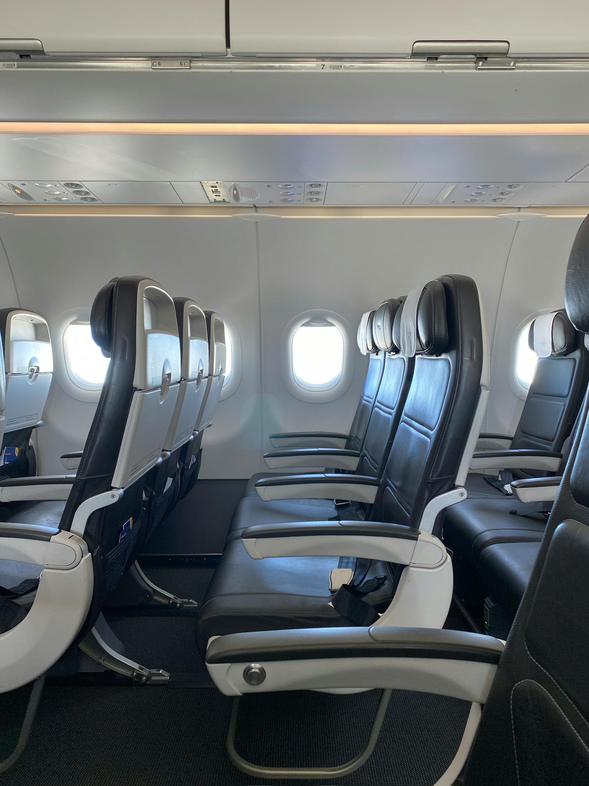 Sitze in einem Flugzeug mit Armlehnen | Quelle: Pexels