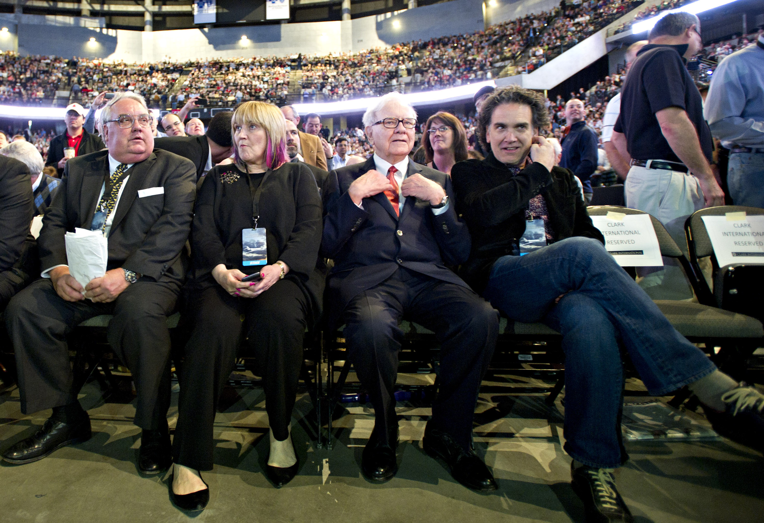 Howard, Susie, Warren und Peter Buffett bei der Aktionärsversammlung von Berkshire Hathaway im Qwest Center in Omaha, Nebraska, am 30. April 2011. | Quelle: Getty Images