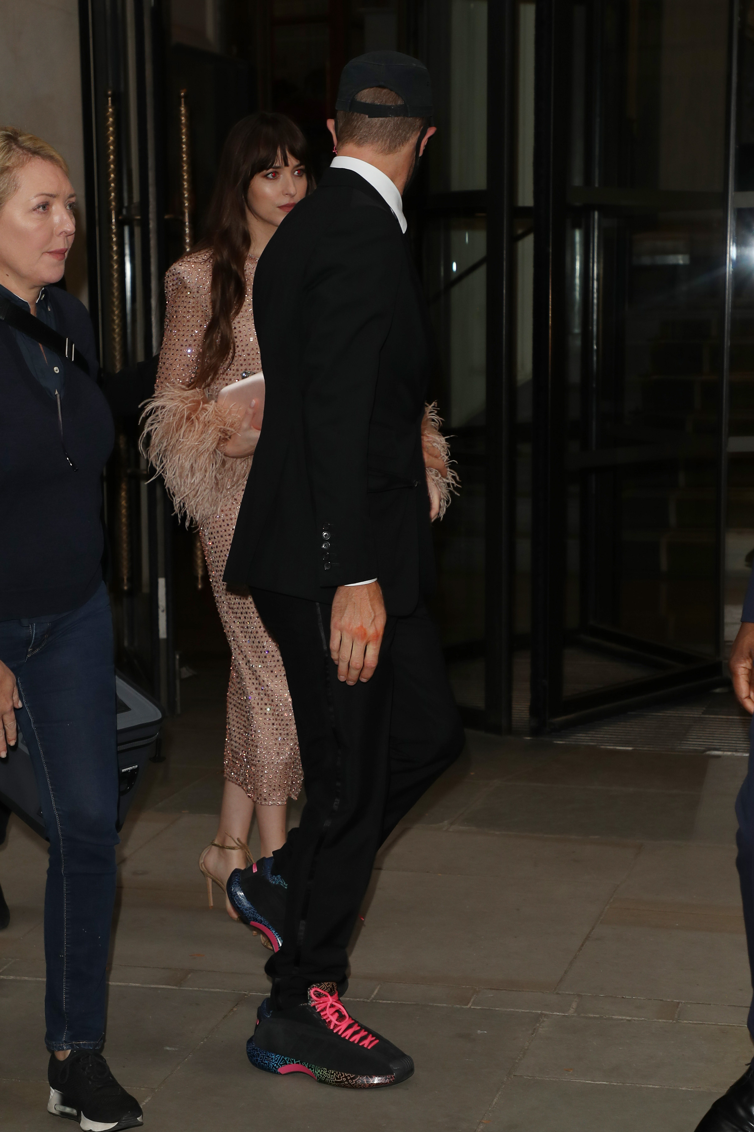 Chris Martin und Dakota Johnson verlassen das Corinthia Hotel während des 65. BFI London Film Festivals am 13. Oktober 2021 in London. | Quelle: Getty Images
