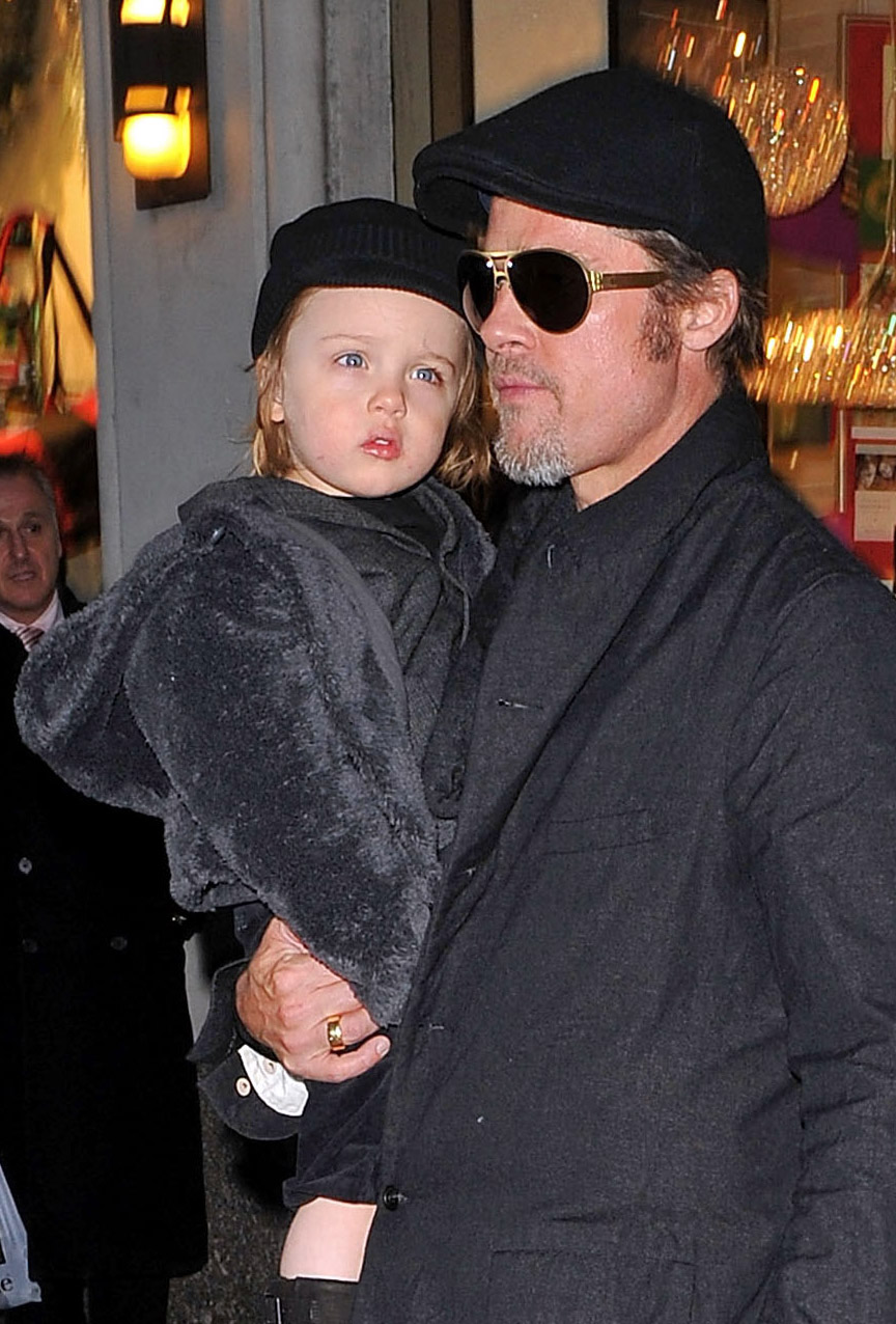 Brad Pitt und Knox Jolie-Pitt wurden am 4. Dezember 2010 in New York City gesichtet. | Quelle: Getty Images