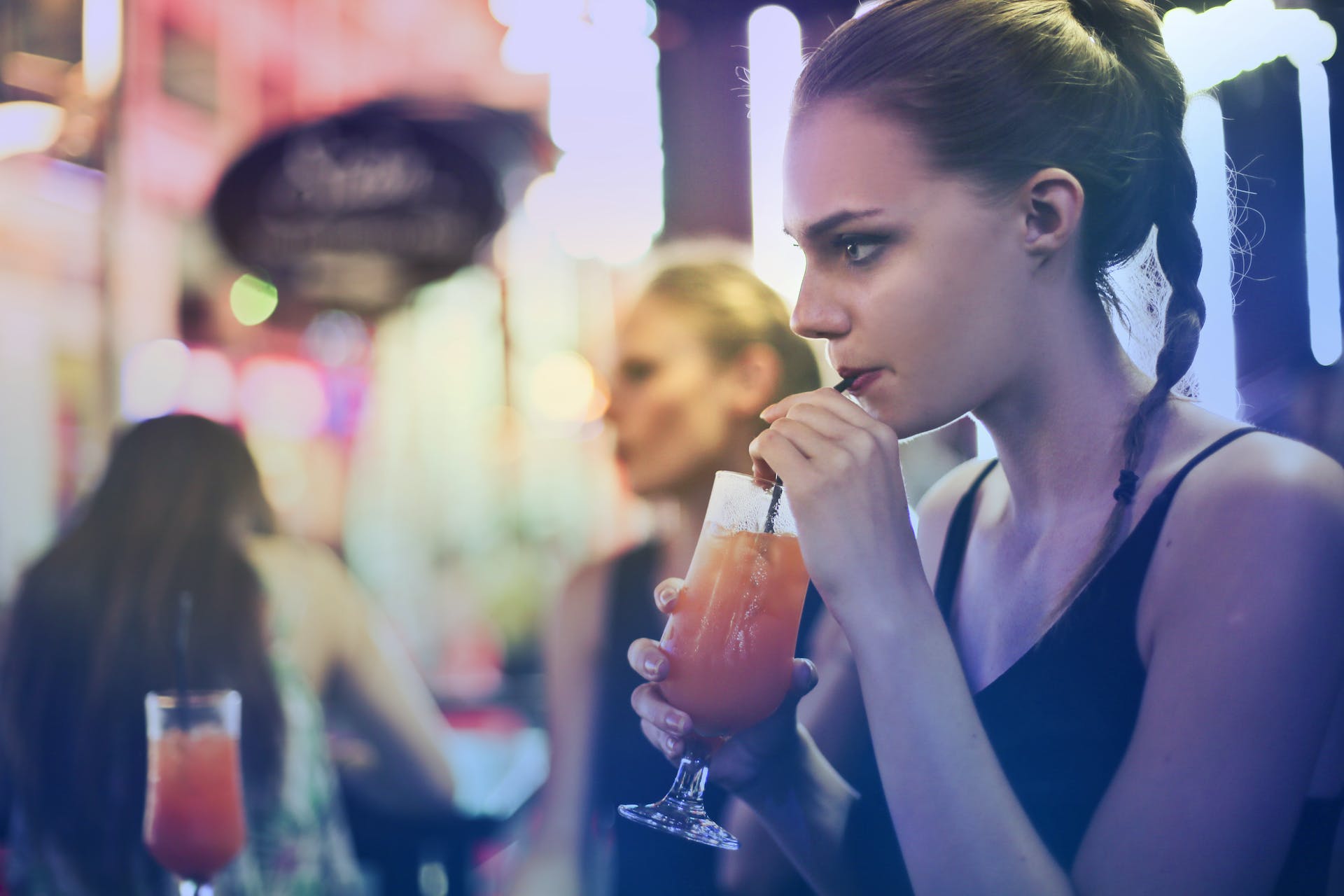 Frau nippt an einem Cocktail | Quelle: Pexels