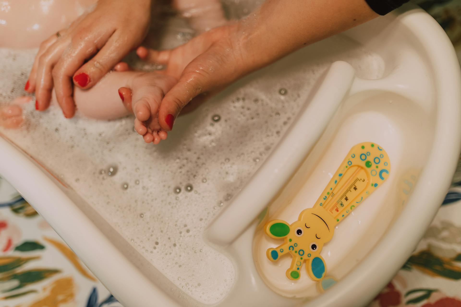 Eine Frau badet ein Baby | Quelle: Pexels