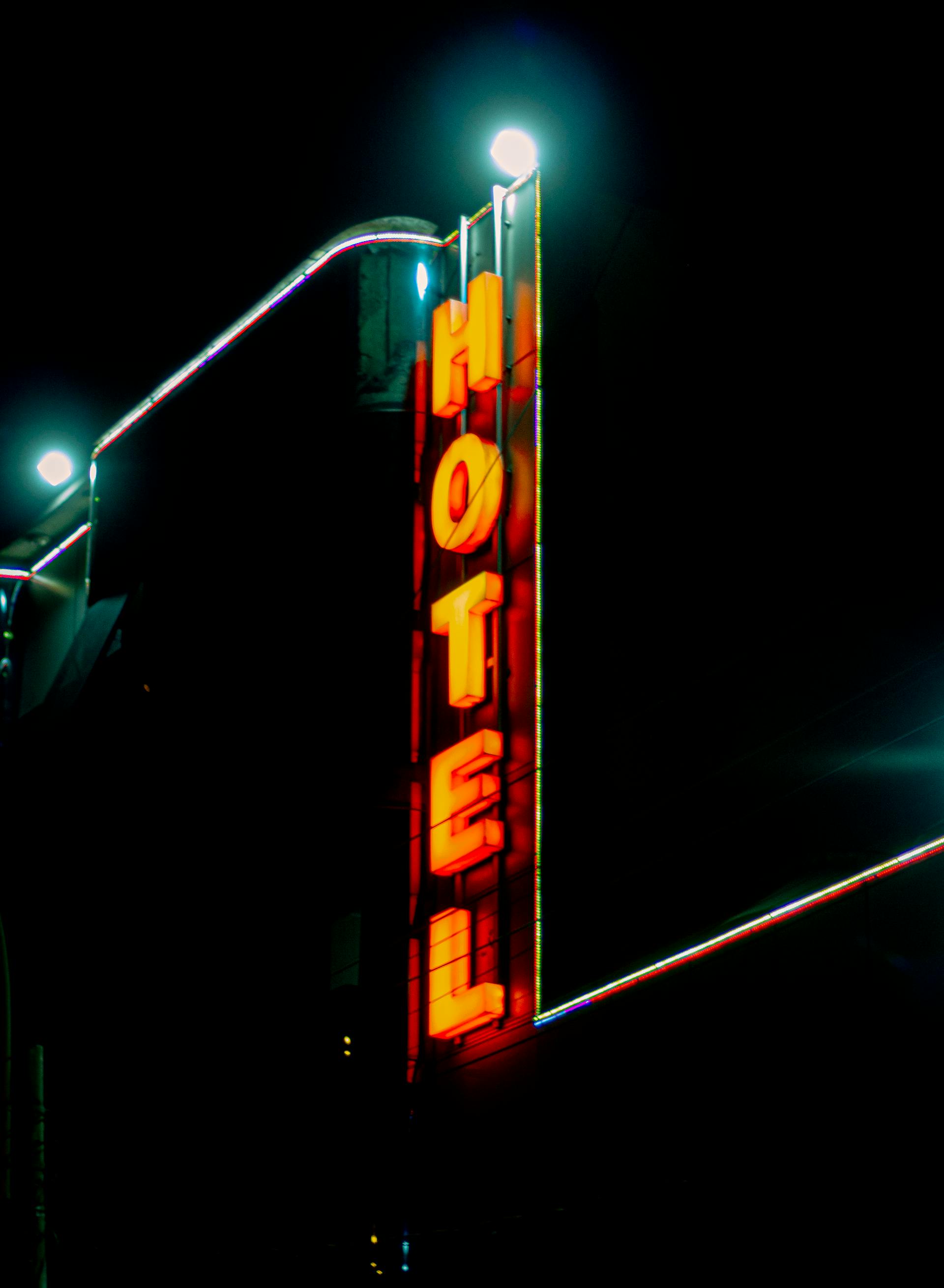 Ein Hotelschild | Quelle: Pexels