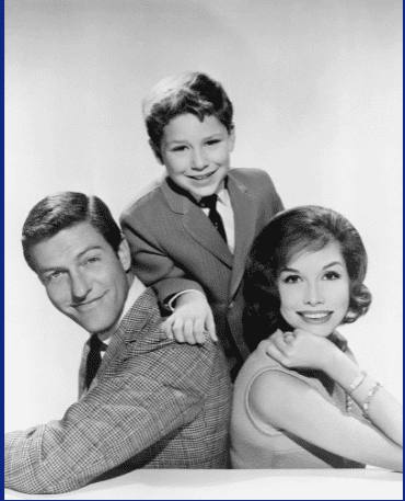 Amerikanische Schauspieler (von links nach rechts) Dick Van Dyke, Larry Mathews und Mary Tyler Moore, in einem Werbeporträt für "The Dick Van Dyke Show", ca. 1965. | Quelle: Getty Images