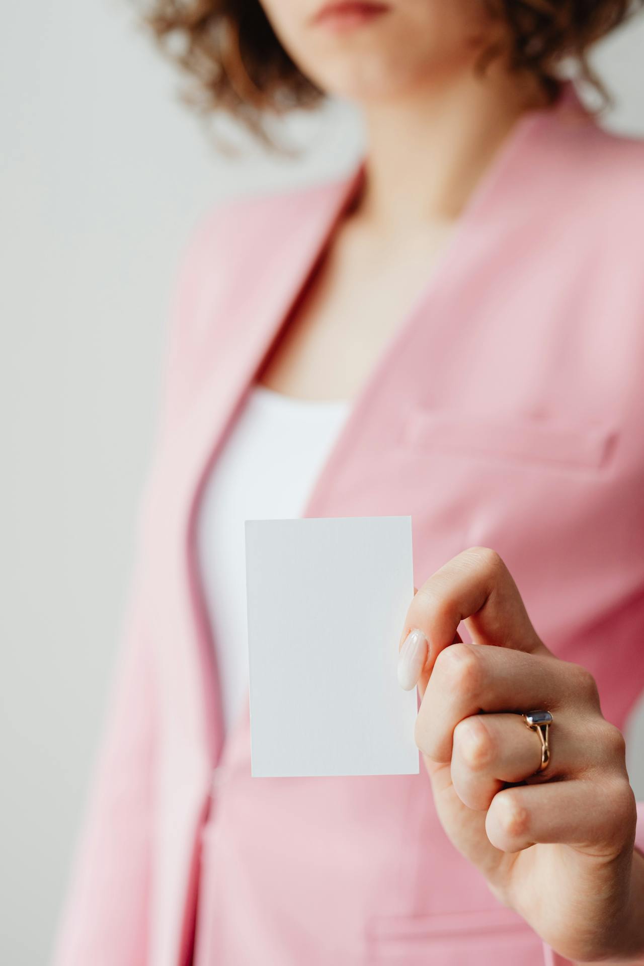 Eine Frau hält einen Zettel in der Hand | Quelle: Pexels
