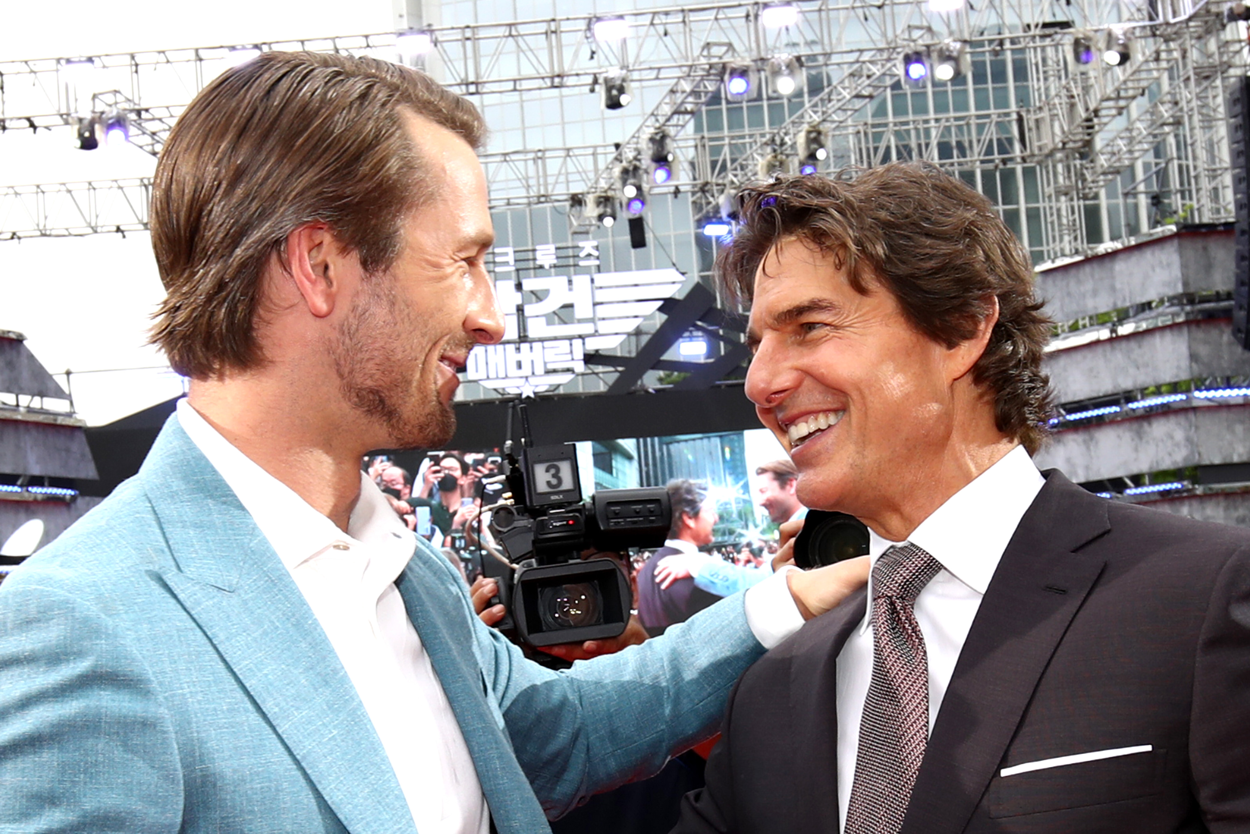 Glen Powell und Tom Cruise auf dem Roten Teppich in Korea für "Top Gun": Maverick" im Lotte World in Seoul, Südkorea, am 19. Juni 2022 | Quelle: Getty Images