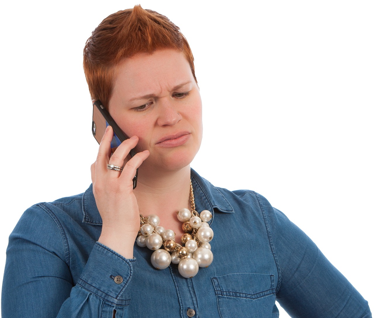 Eine ernst dreinblickende Frau beim Telefonieren | Quelle: Pixabay