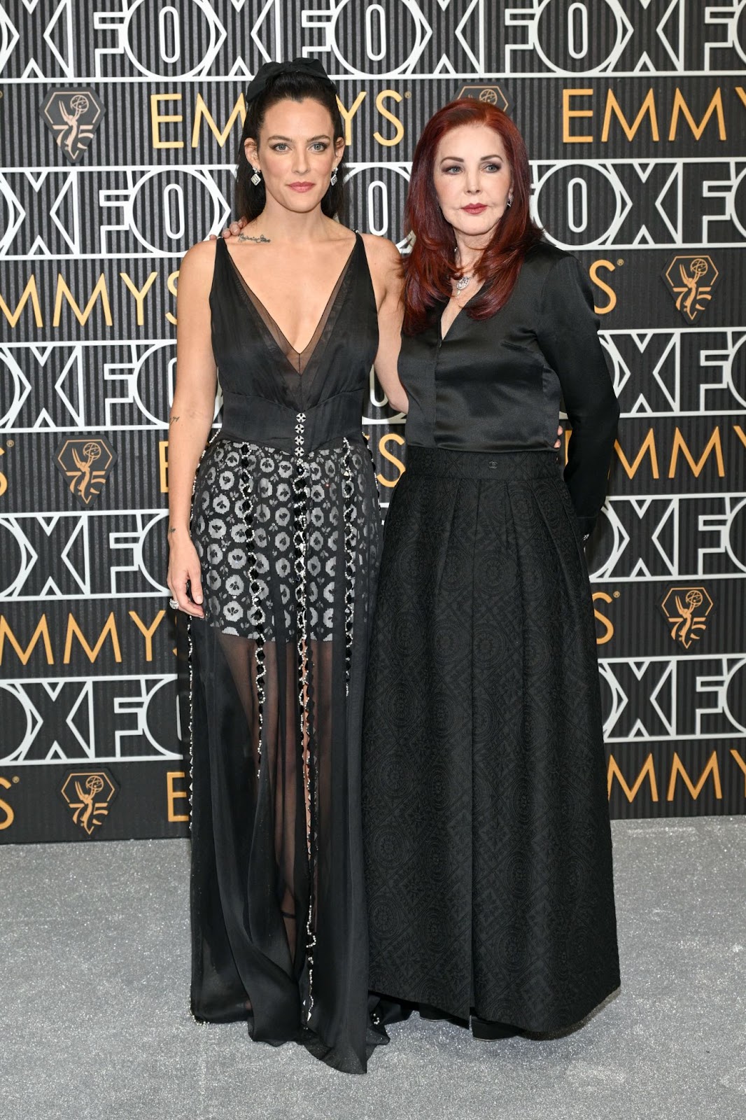 Riley Keough und Priscilla Presley bei den 75. Primetime Emmy Awards am 15. Januar 2024 in Los Angeles, Kalifornien. | Quelle: Getty Images