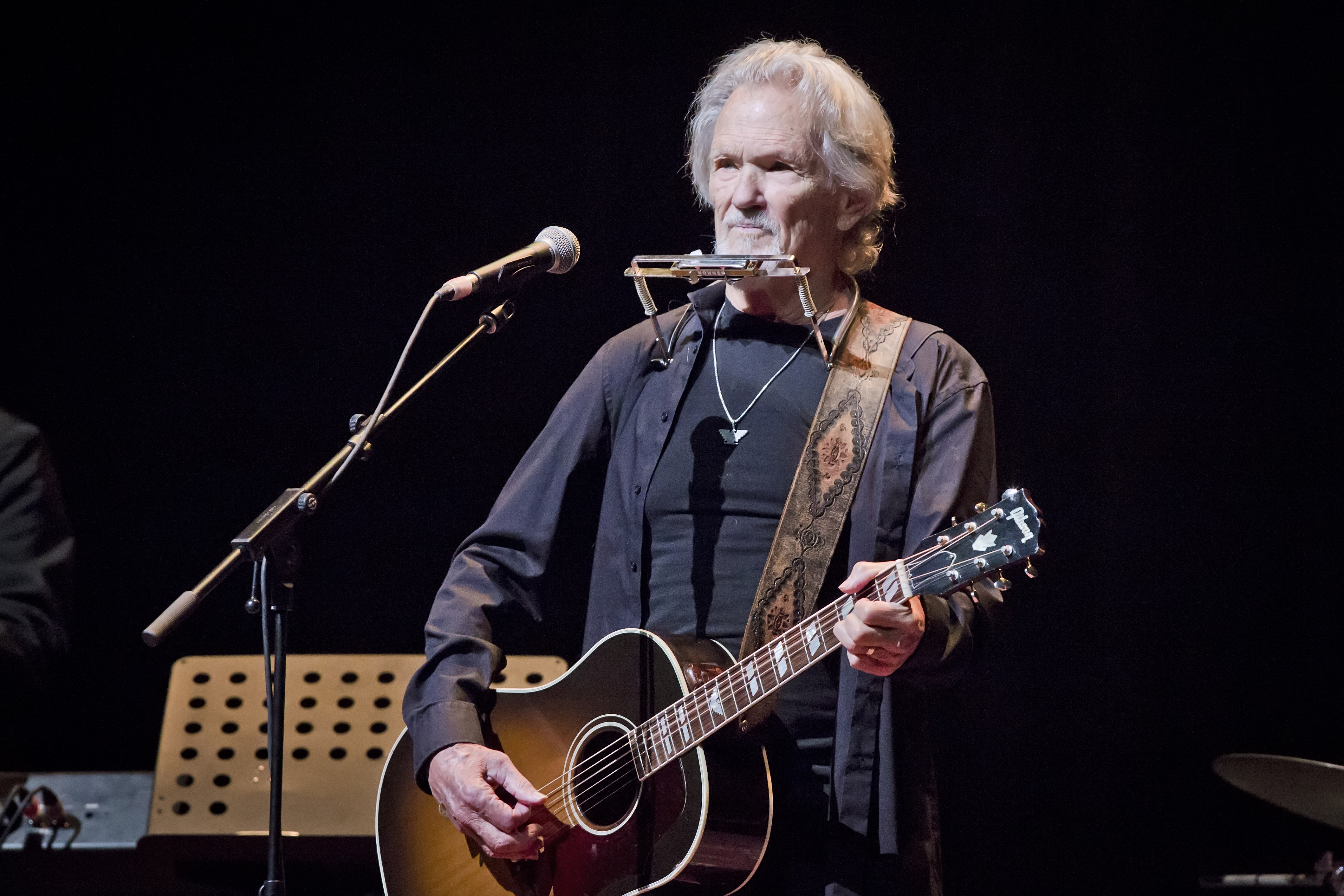 Kris Kristofferson performt live auf der Bühne während eines Konzerts im Admiralspalast in Berlin, Deutschland, am 10. Juni 2019 | Quelle: Getty Images