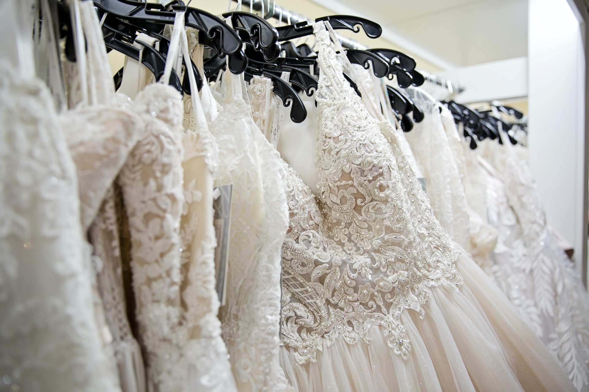 Brautkleider, die auf einem Ständer hängen | Quelle: Pexels