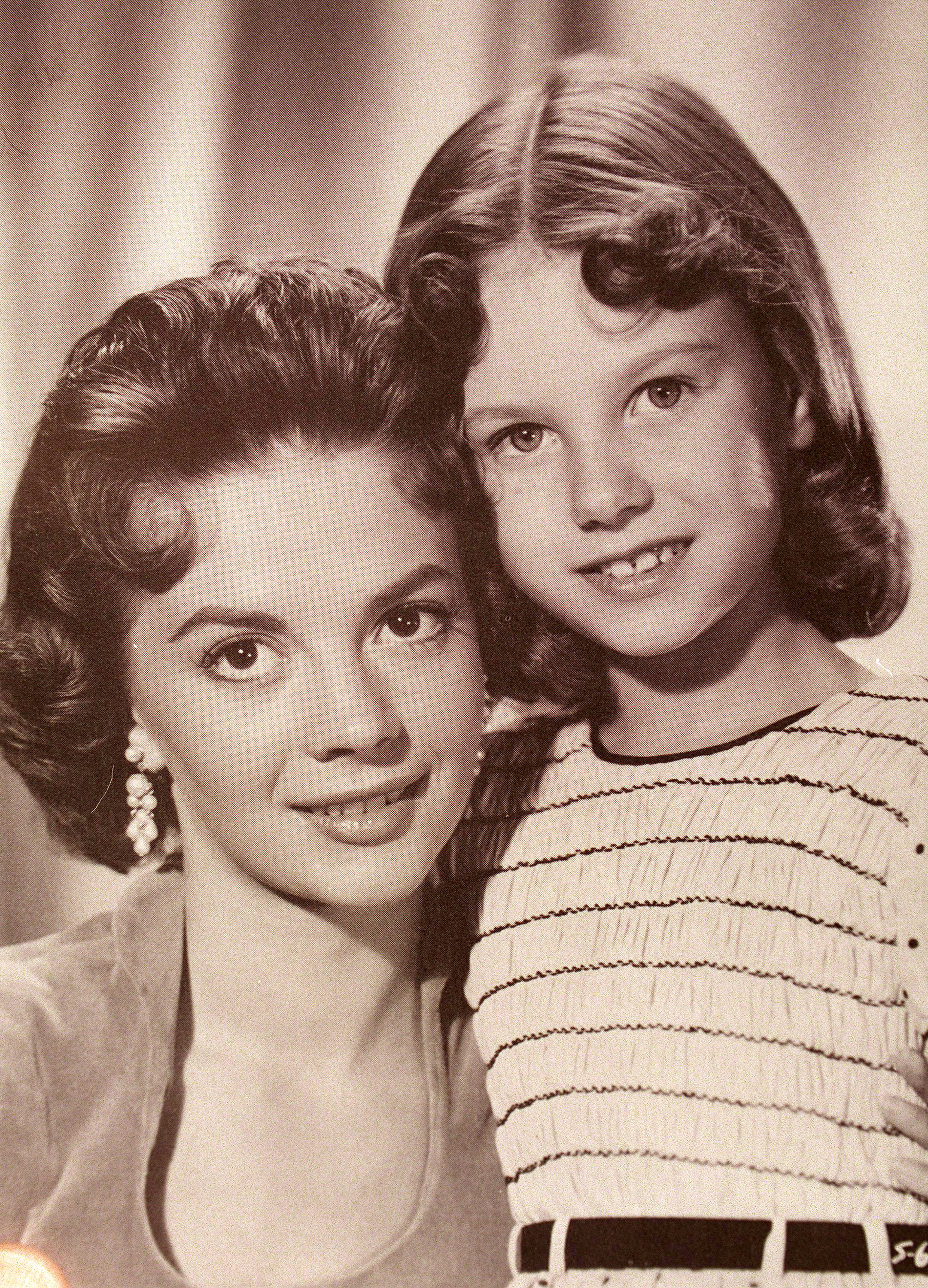 Lana Wood und Natalie Wood, als Lana Natalie als junges Mädchen in dem Film "Searches" 1956 spielte. | Quelle: Getty Images