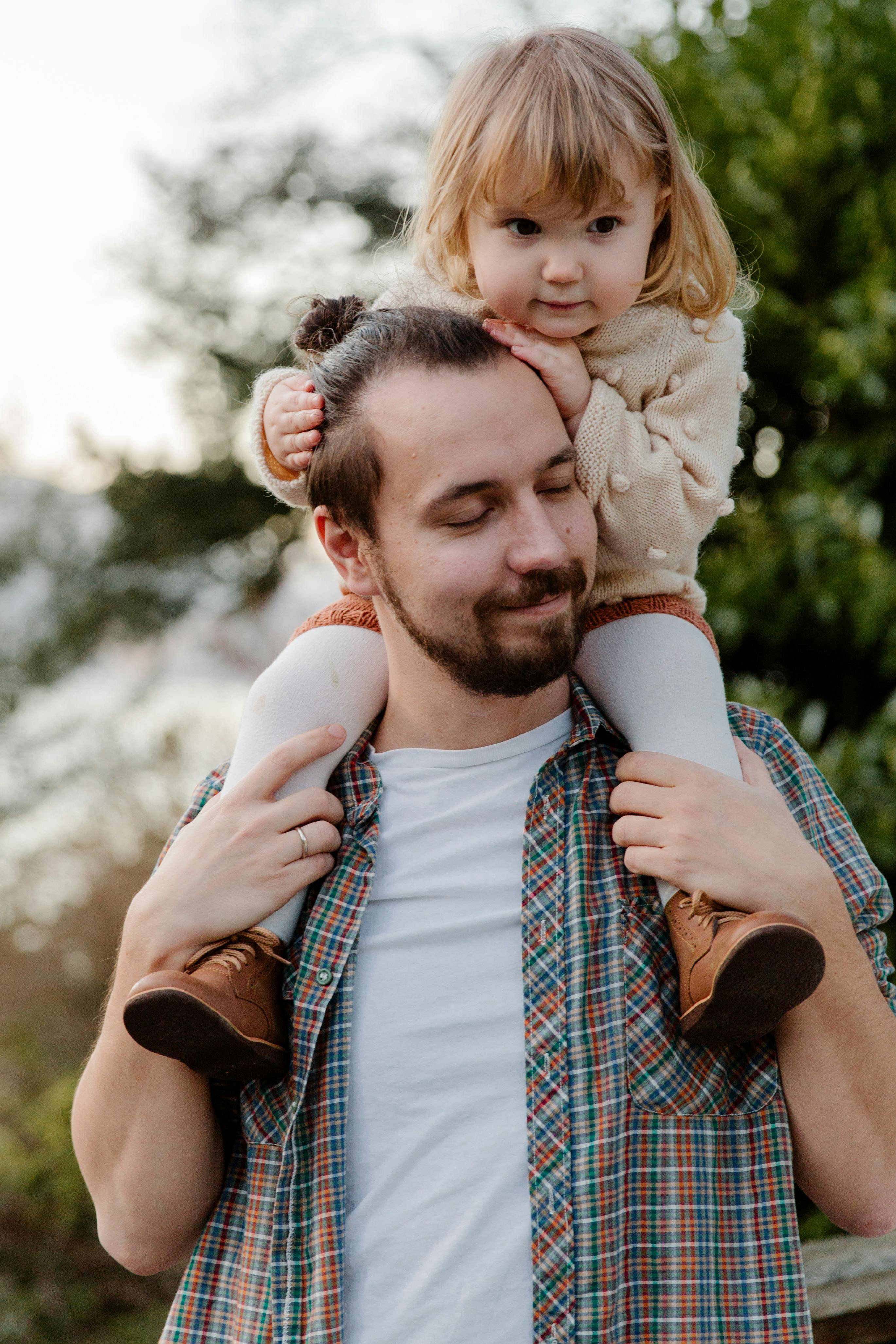 Tochter auf den Schultern ihres Vaters | Quelle: Pexels