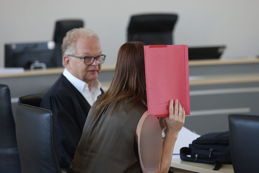 Im Prozess um den Mord an Fabian aus Güstrow sitzt der Angeklagte im Gerichtssaal des Landgerichts Rostock. | Quelle: Getty Images