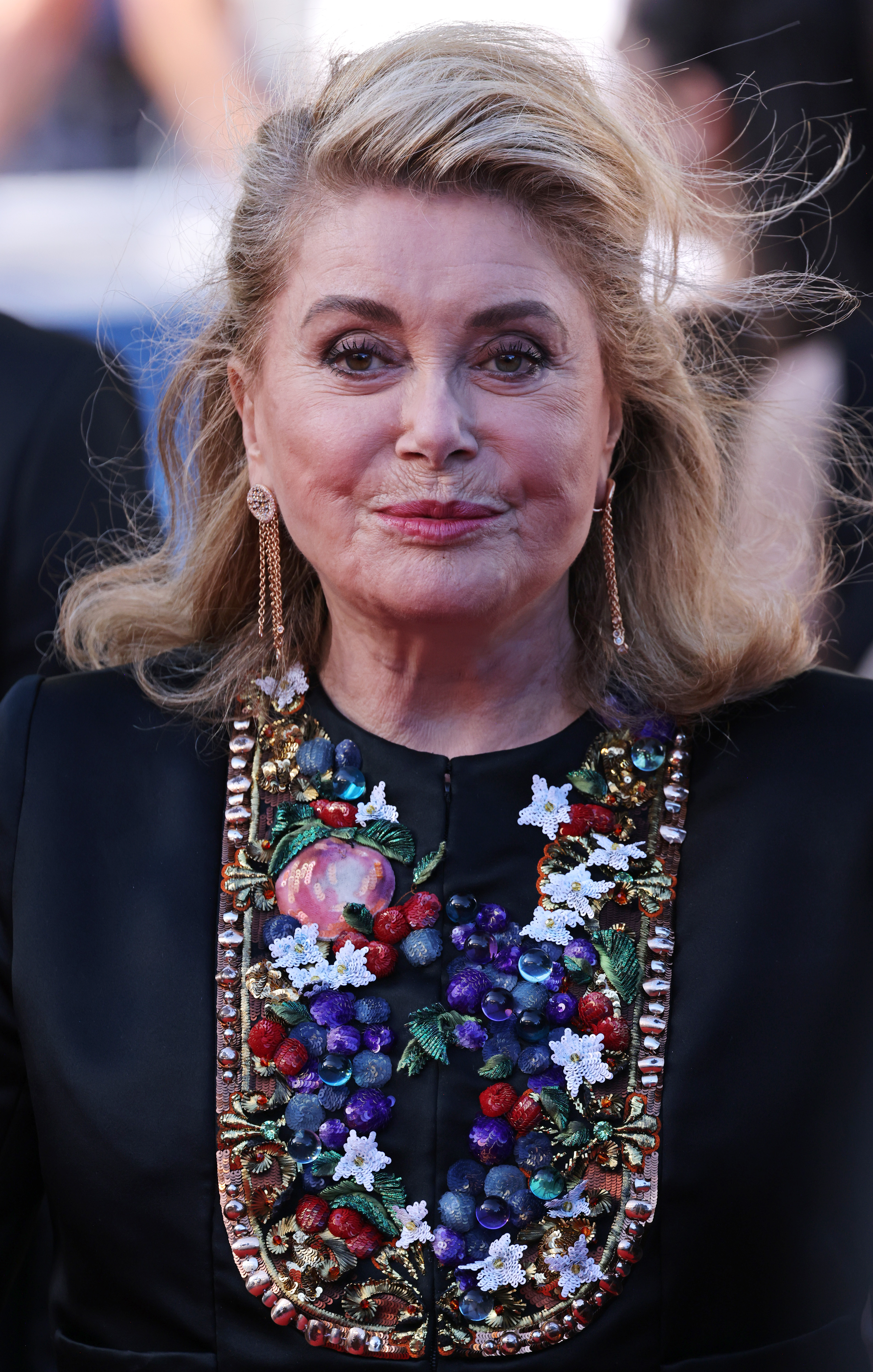 Catherine Deneuve auf dem roten Teppich von "Marcello Mio" während der 77. jährlichen Filmfestspiele von Cannes am 21. Mai 2024 in Frankreich. | Quelle: Getty Images