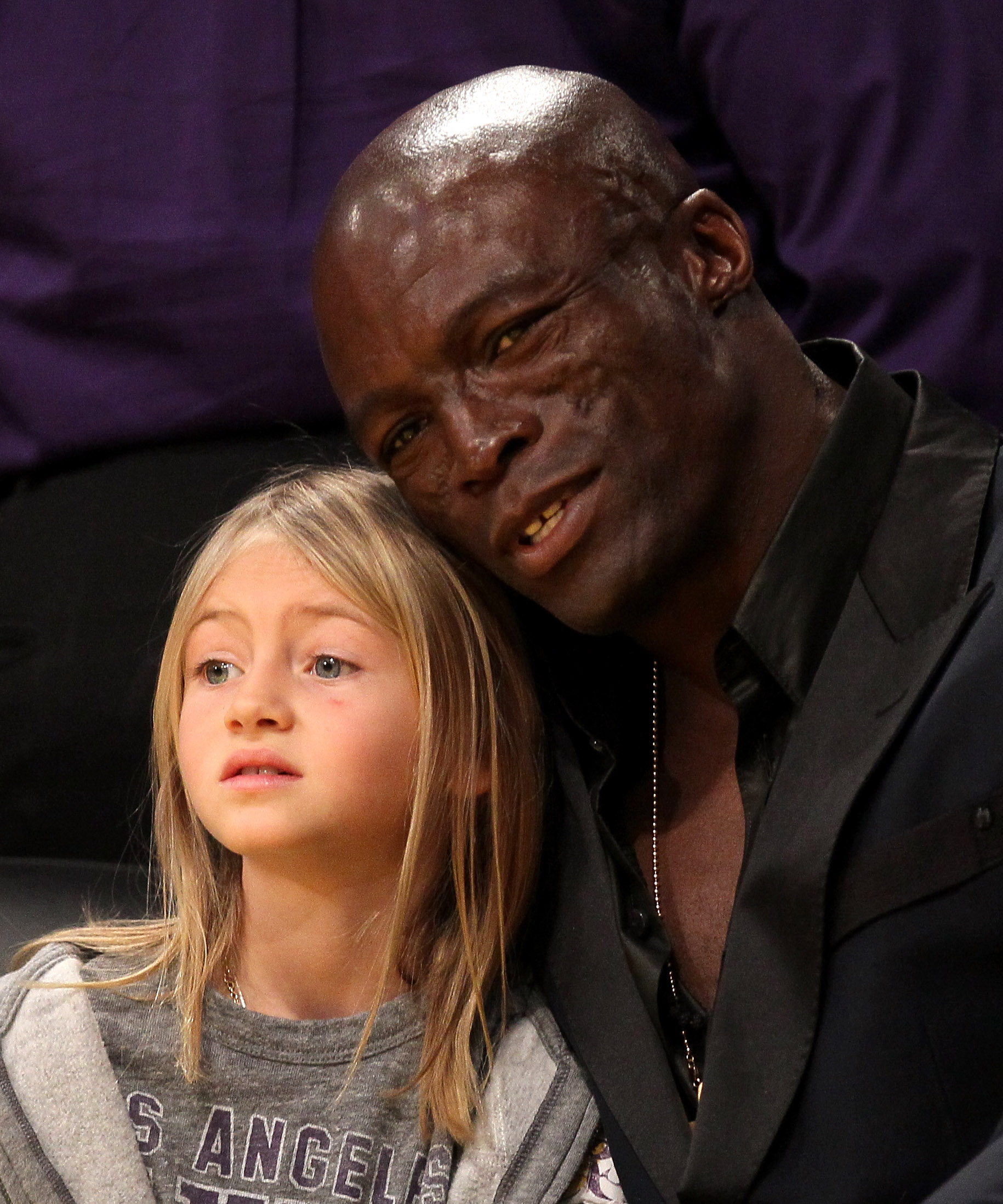 Seal und Tochter Leni Klum besuchen das Spiel zwischen den Boston Celtics und den Los Angeles Lakers im Staples Center am 11. März 2012 in Los Angeles, Kalifornien | Quelle: Getty Images