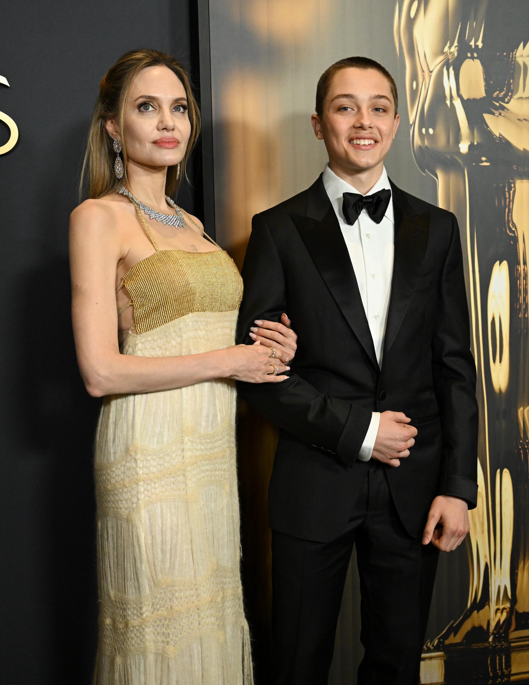 Angelina Jolie und Knox Jolie-Pitt bei den 2024 Governors Awards in Hollywood, Kalifornien am 17. November 2024 | Quelle: Getty Images