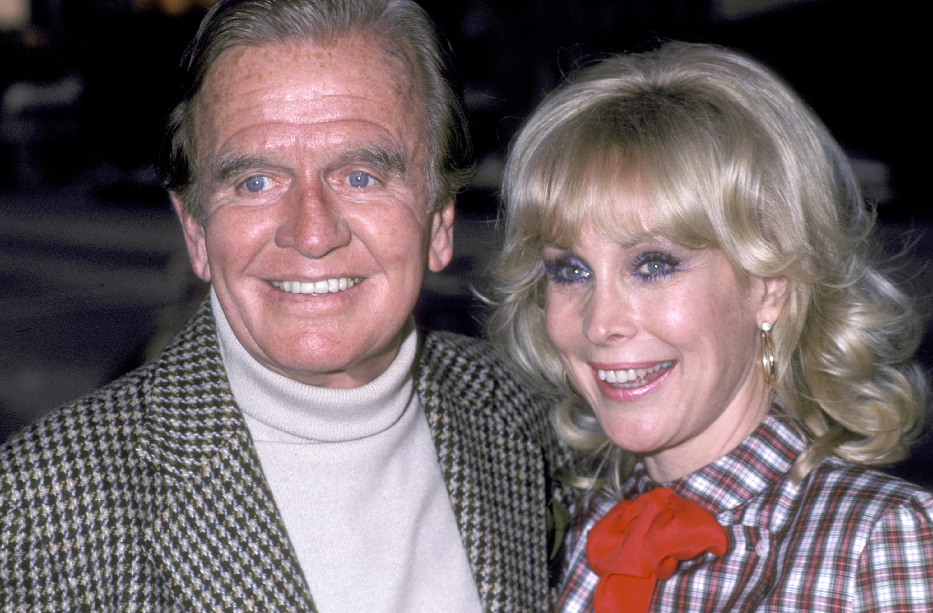 Barbara Eden und Hayden Rorke besuchen die Zuschauerparty für den Super Bowl XVI: San Francisco 49ers vs. Cincinnati Bengals am 24. Januar 1986 in einem Restaurant in Beverly Hills, Kalifornien. | Quelle: Getty Images