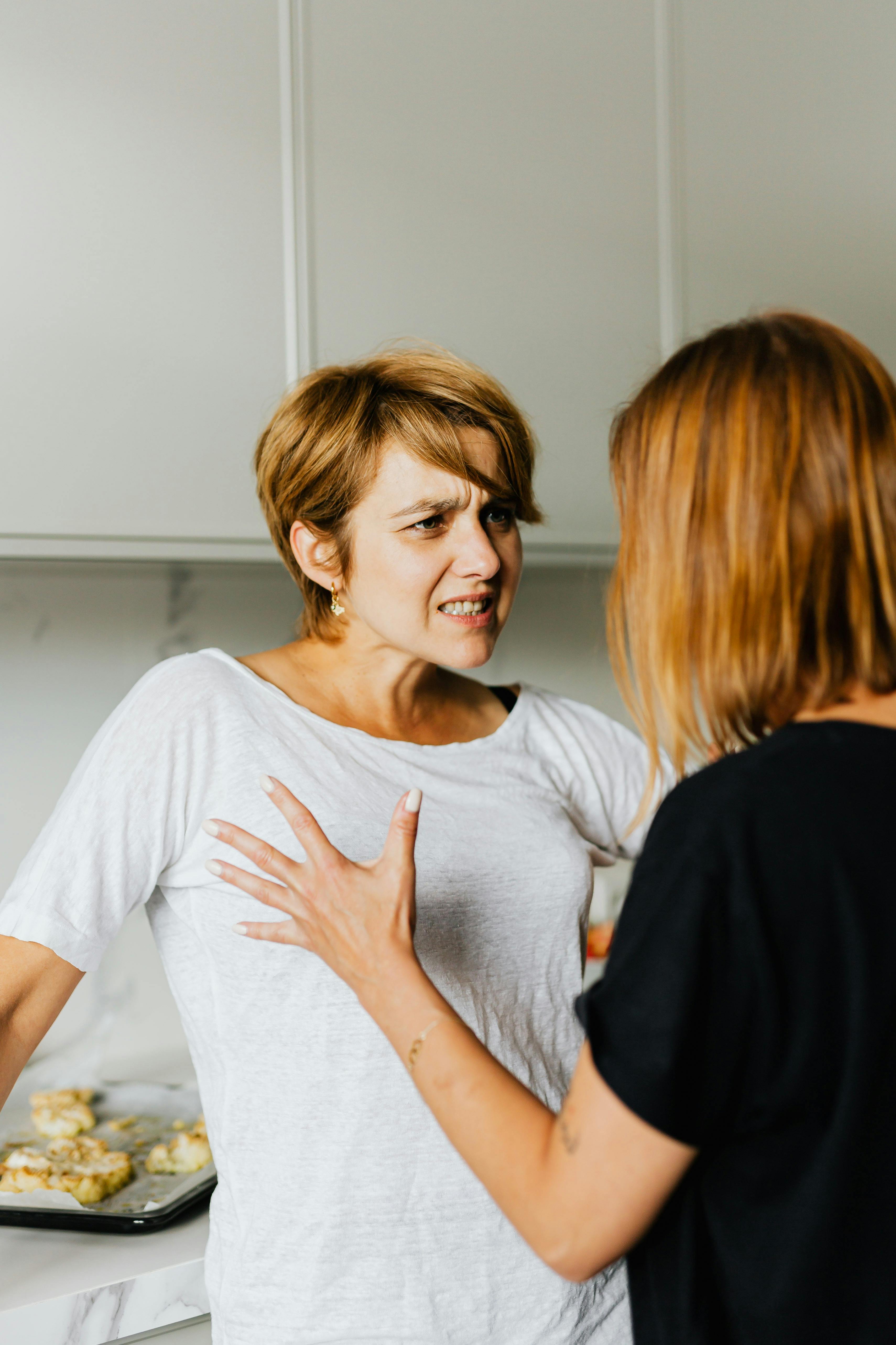 Eine Frau, die sich mit jemandem streitet | Quelle: Pexels