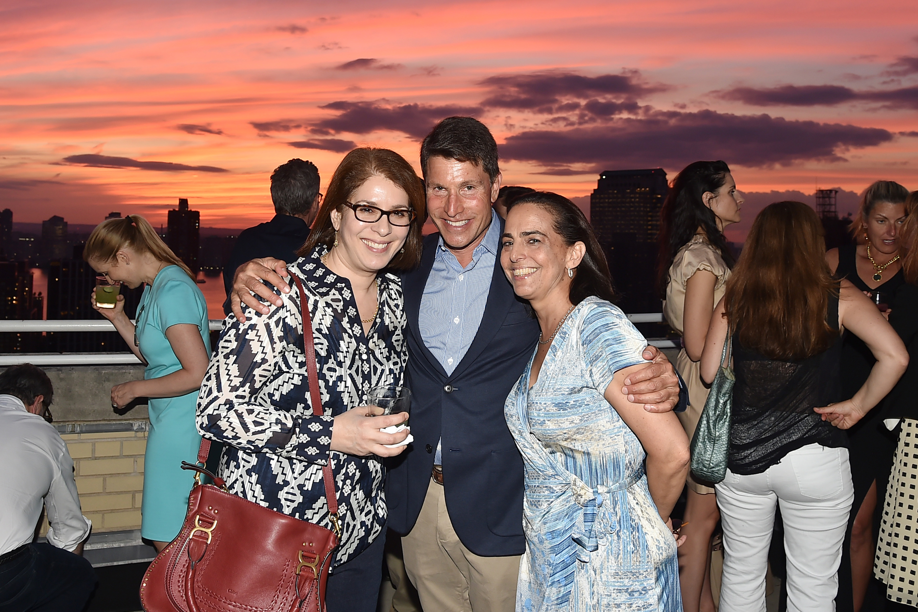 Neda Morvillo posiert für ein Foto mit Gästen bei der Veranstaltung Summer Birthday Cocktails For Lawrence Kaplan in New York City am 21. Juni 2018 | Quelle: Getty Images