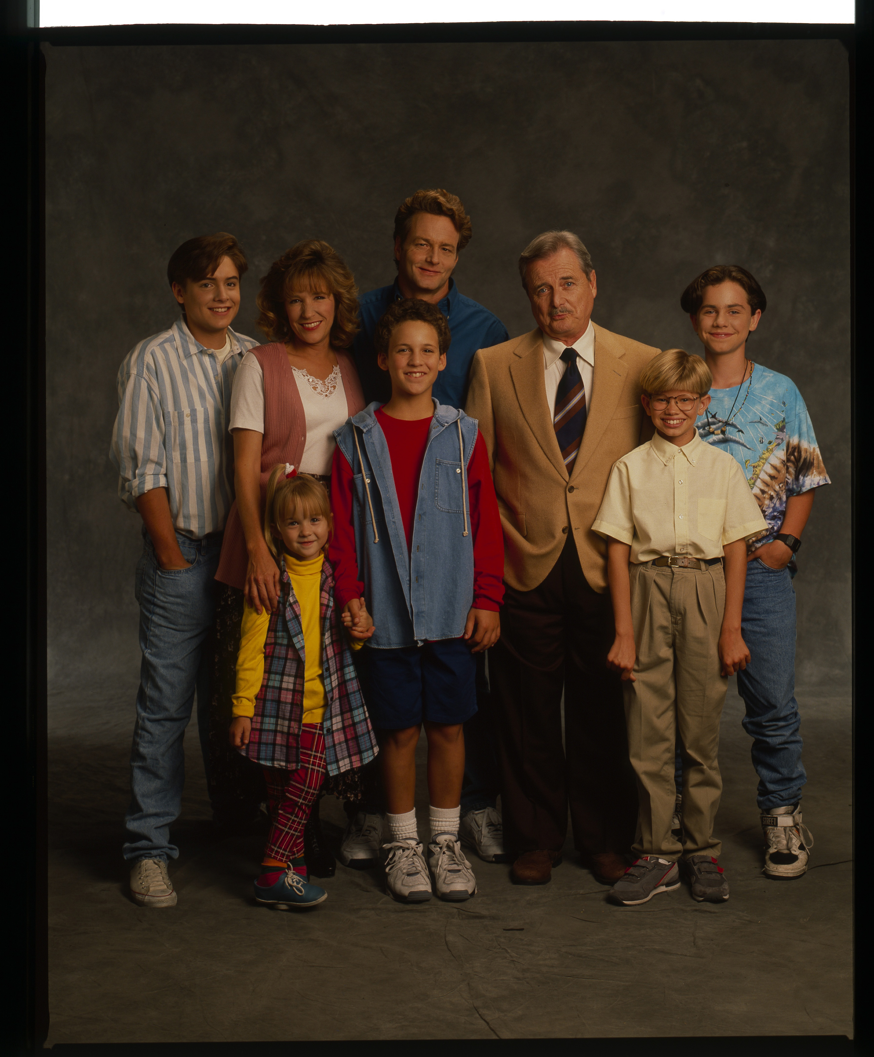 (L-R) Will Friedle, Betsy Randle, Lily Nicksay, Ben Savage, William Russ, William Daniels, Lee Norris und Rider Strong am Set von "Boy Meets World", 1993 | Quelle: Getty Images