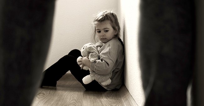 Kind mit Stoffhasen | Quelle: Shutterstock