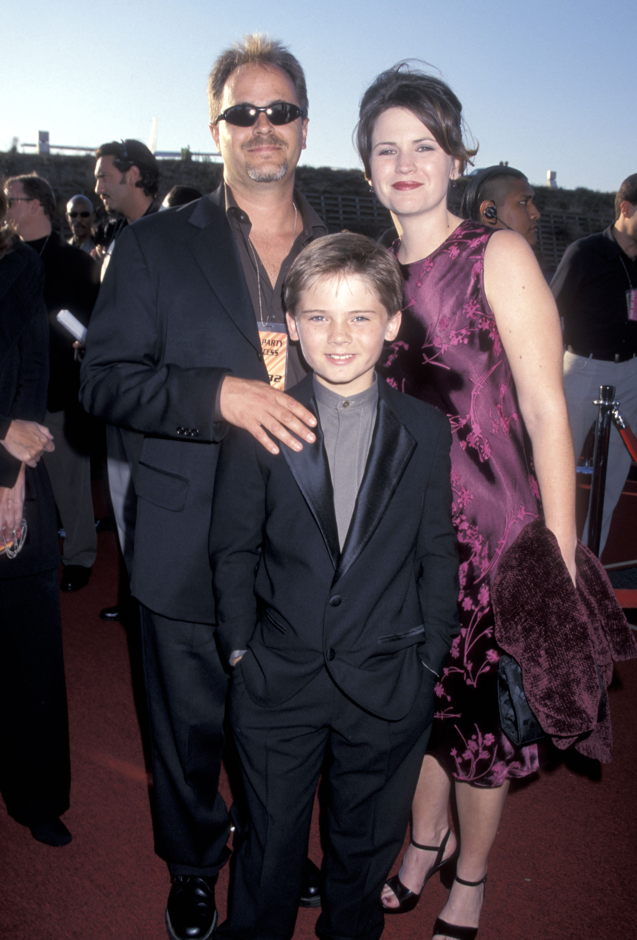 Der Schauspieler Jake Lloyd und seine Eltern Lisa und William Lloyd am 5. Juni 1999 in Santa Monica, Kalifornien. | Quelle: Getty Images
