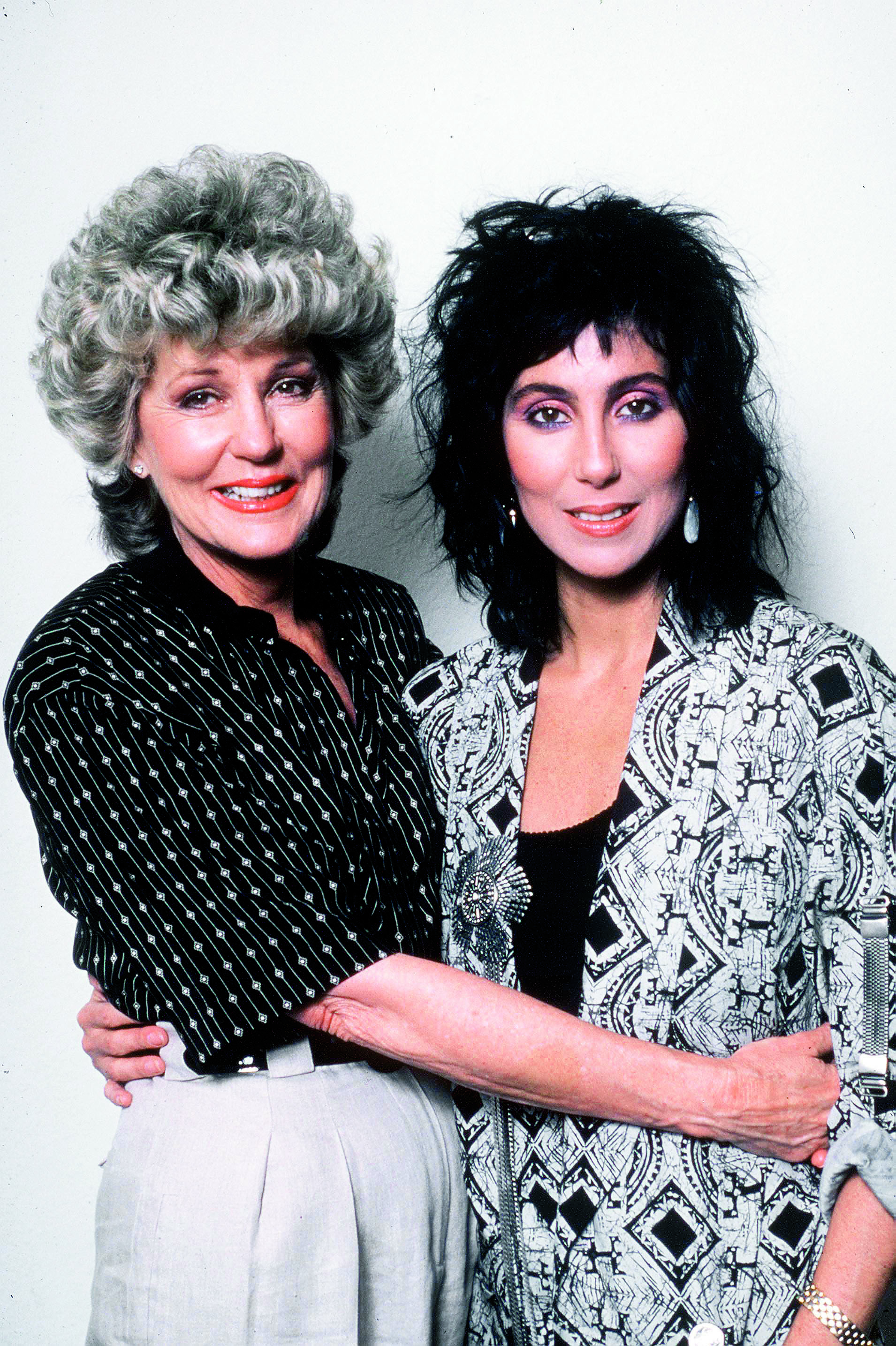 Cher und ihre Mutter Georgia Holt, gemeinsames Foto am 1. Januar 1986 | Quelle: Getty Images