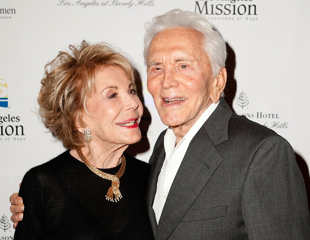 Anne Buyden und Kirk Douglas in Beverley Hills 2012. | Quelle: Getty Images