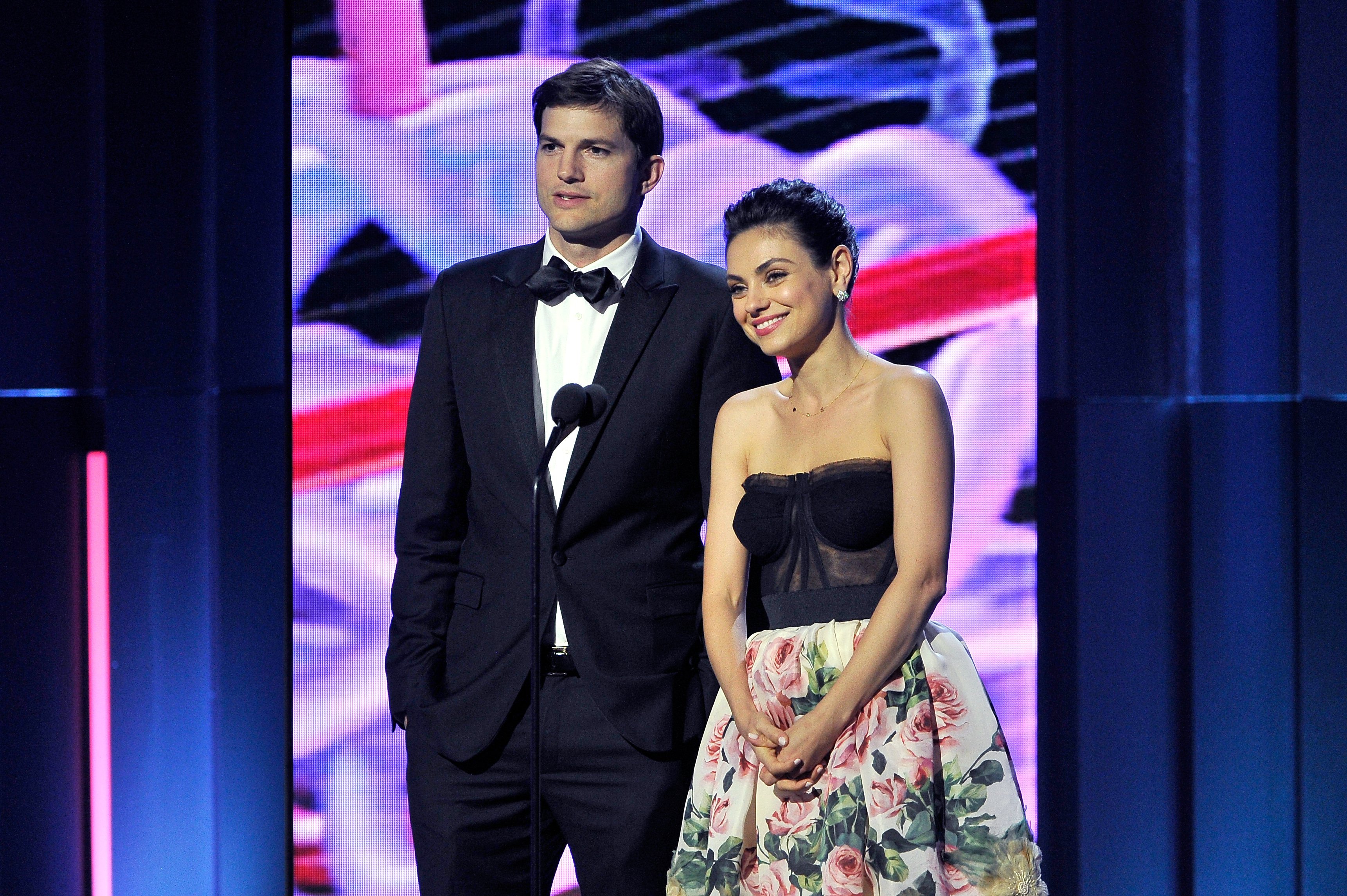 Ashton Kutcher und Mila Kunis während des Breakthrough Prize 2018 am 3. Dezember 2017 | Quelle: Getty Images