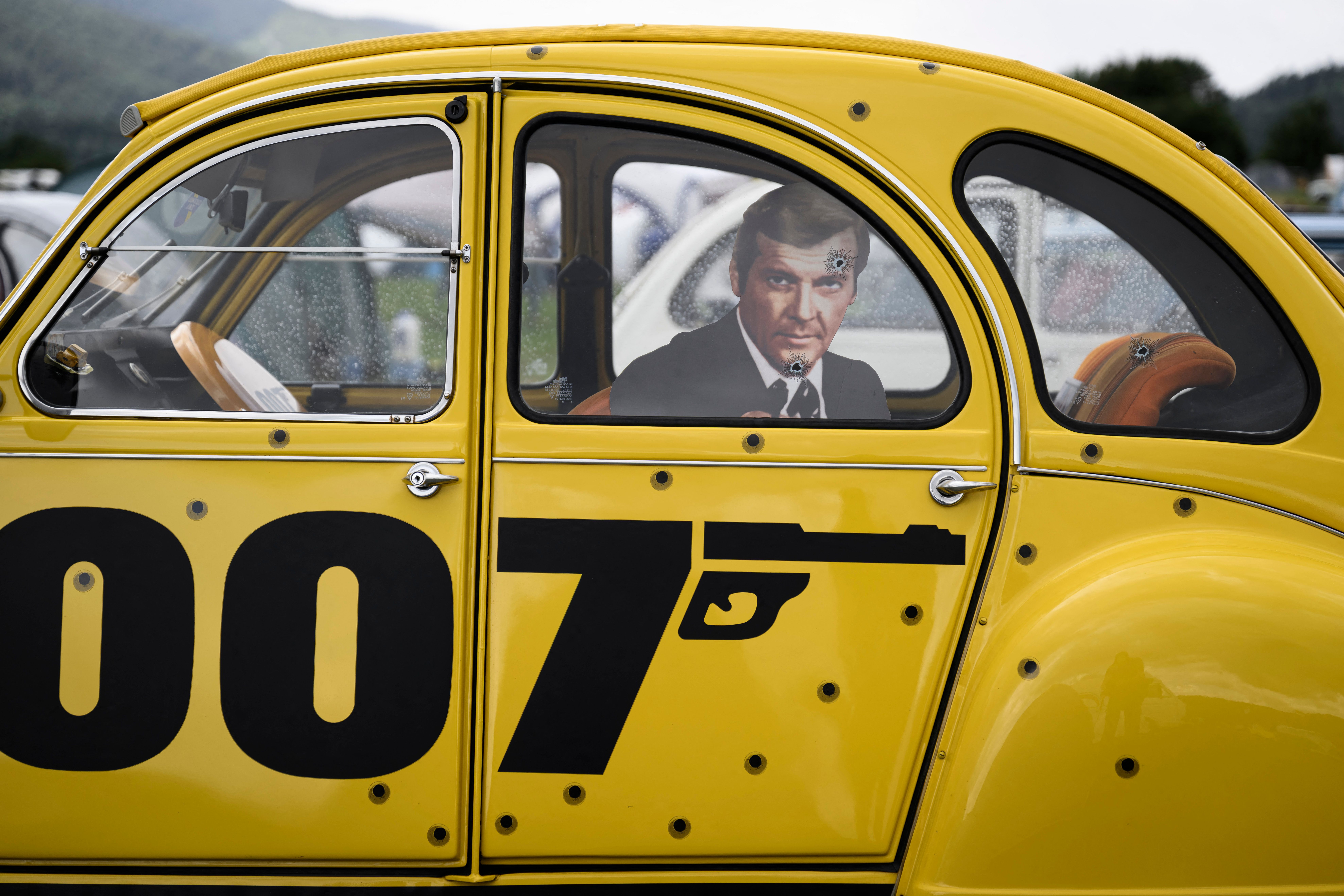 Ein mit der fiktiven Filmfigur "James Bond" geschmücktes Auto in Delemont, Nordschweiz, am 26. Juli 2023. | Quelle: Getty Images