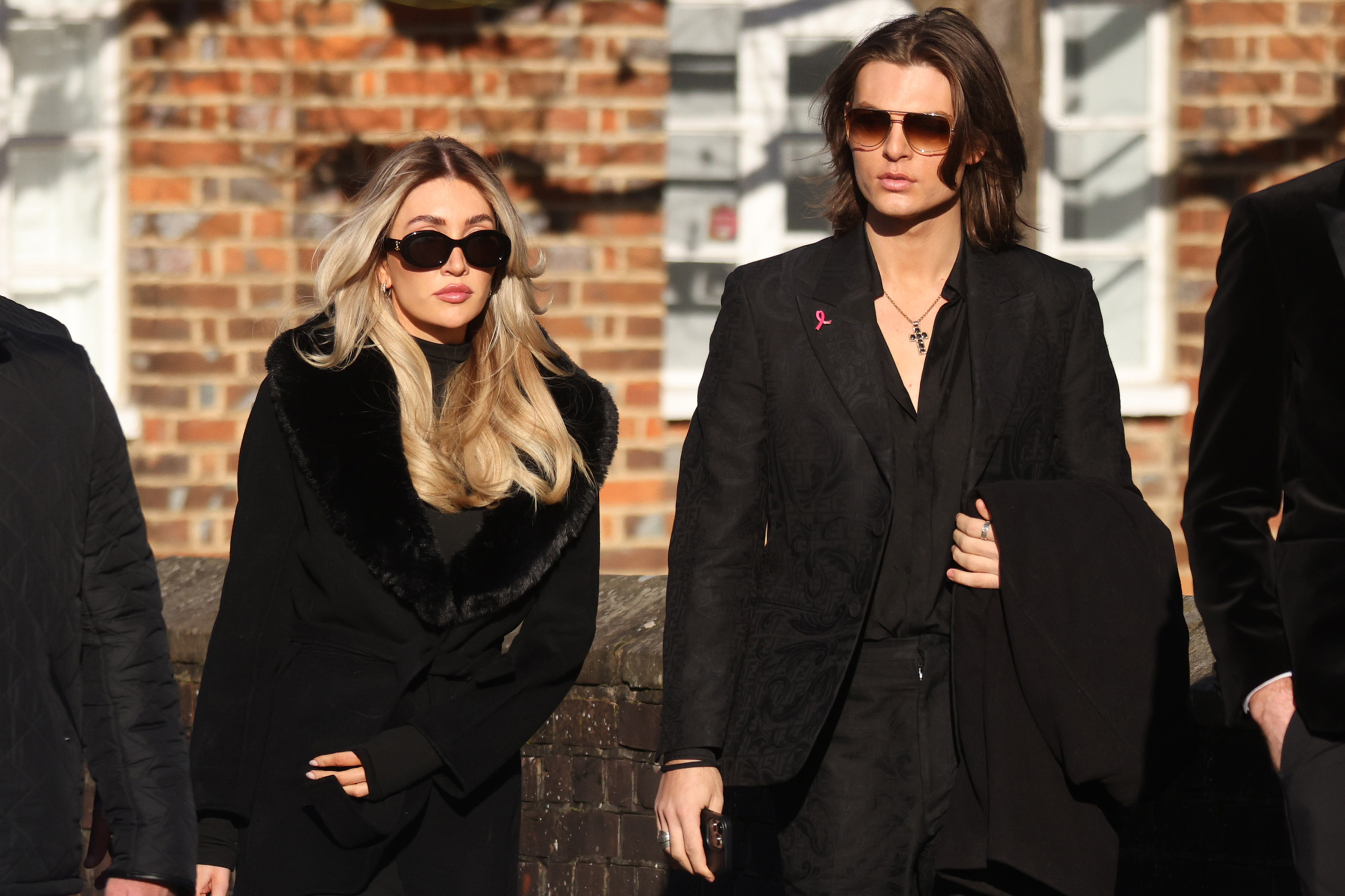 Kate Cassidy und Damian Hurley bei der Beerdigung von Liam Payne in Amersham am 20. November 2024 | Quelle: Getty Images