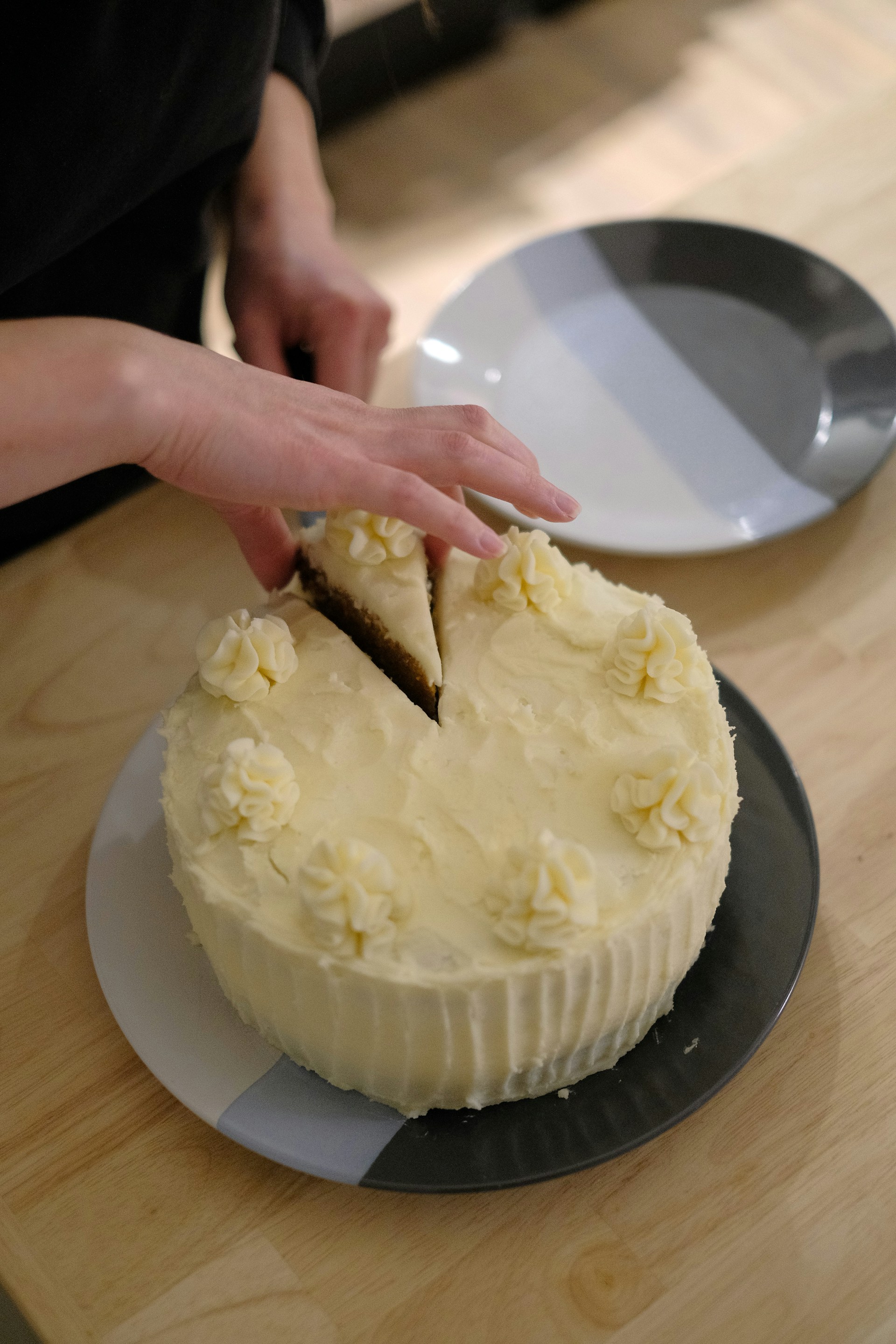 Eine Frau, die sich ein Stück Kuchen nimmt | Quelle: Unsplash