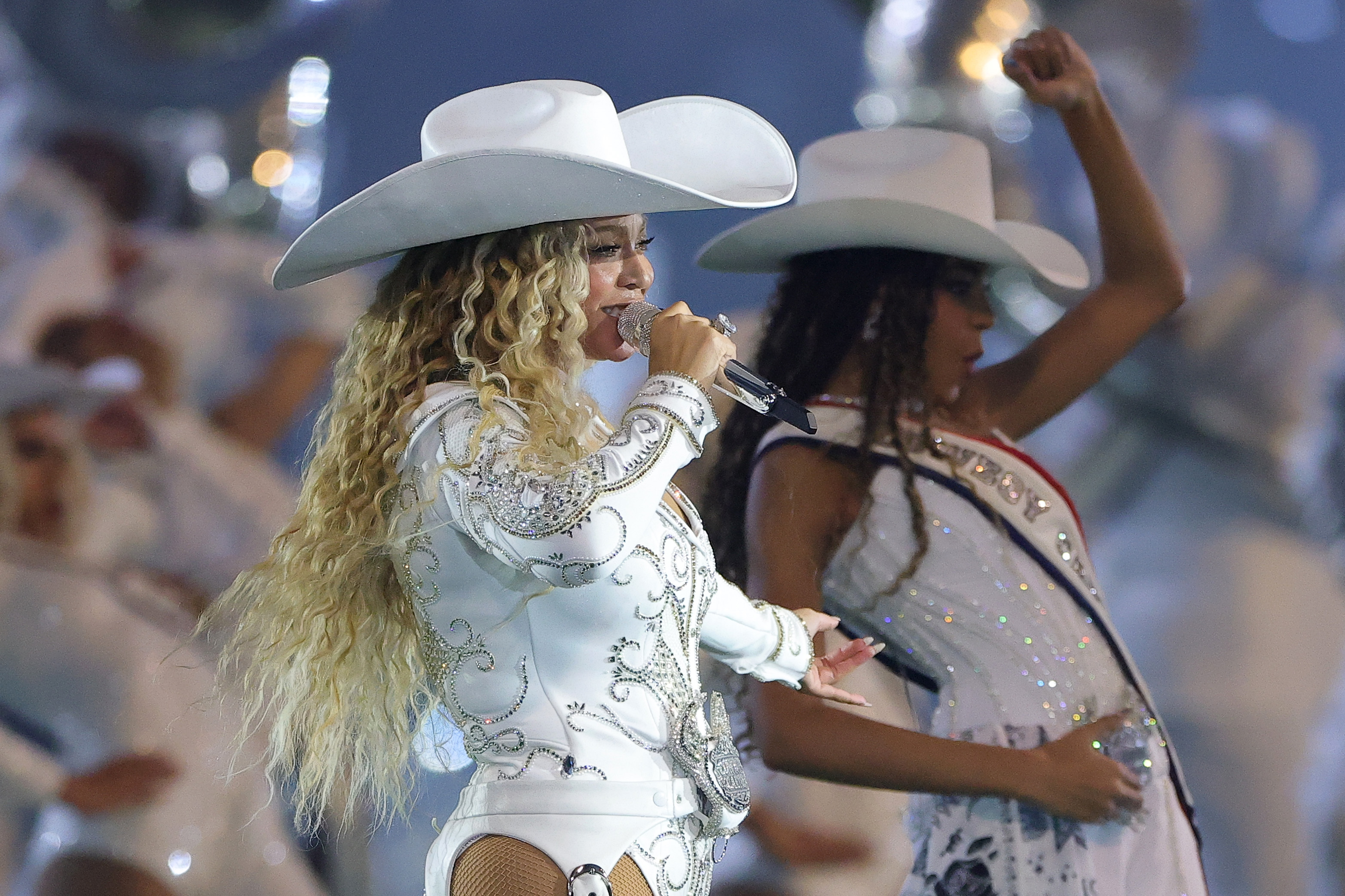 Beyoncé performt mit Blue Ivy Carter während der Halbzeitshow des Spiels zwischen den Baltimore Ravens und den Houston Texans im NRG Stadium in Houston, Texas, am 25. Dezember 2024 | Quelle: Getty Images