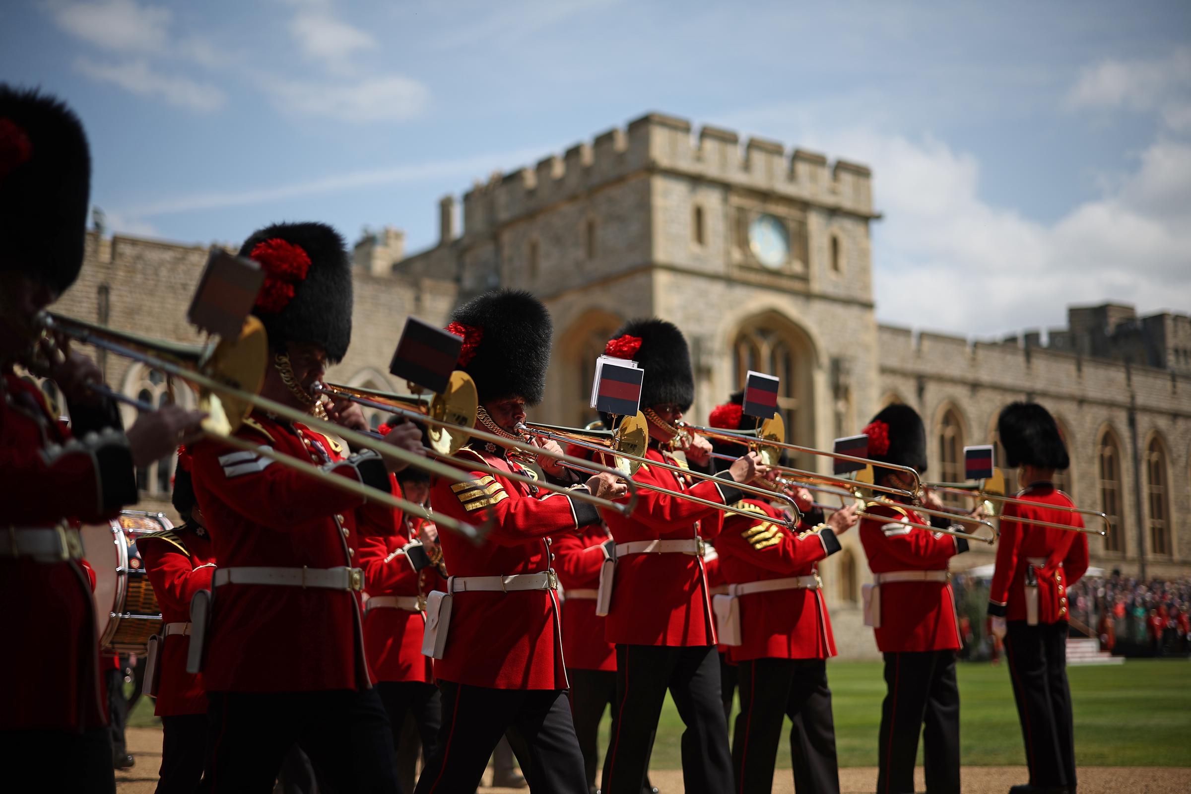Die Band der Coldstream Guards spielt während der Zeremonie zur Übergabe der neuen Fahnen an das 1. und 2. Bataillon (Kompanie Nummer 7) der Coldstream Guards auf Schloss Windsor am 14. Juni 2025 in Windsor, England | Quelle: Getty Images
