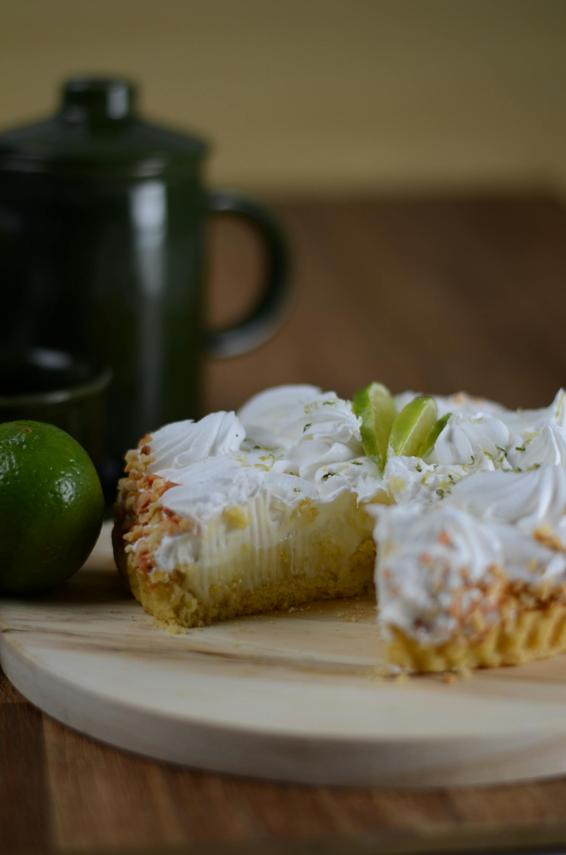 Ein Kuchen auf einem Tisch | Quelle: Pexels