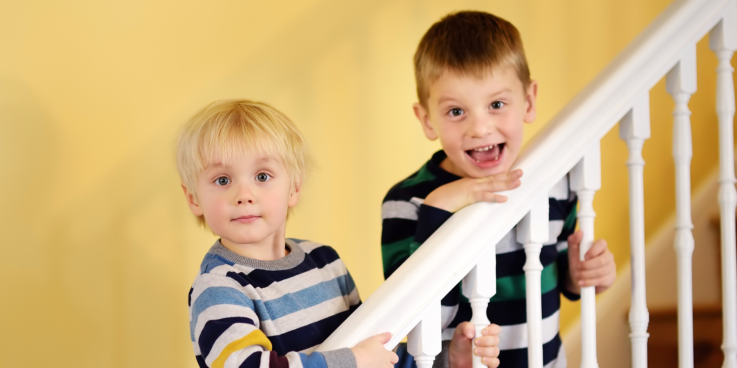 Zwei Jungen stehen auf einer Treppe | Quelle: Shutterstock