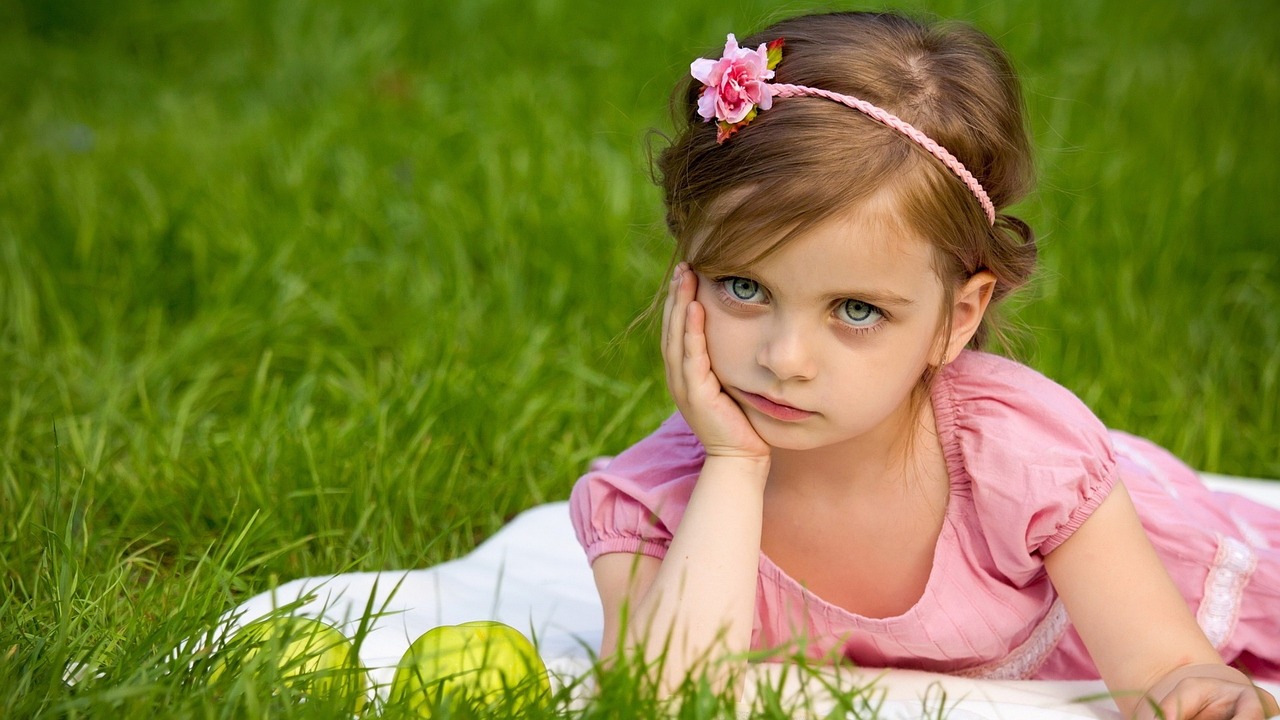 Ein mürrisches kleines Mädchen, das sein Kinn in die Hand stützt | Quelle: Pixabay