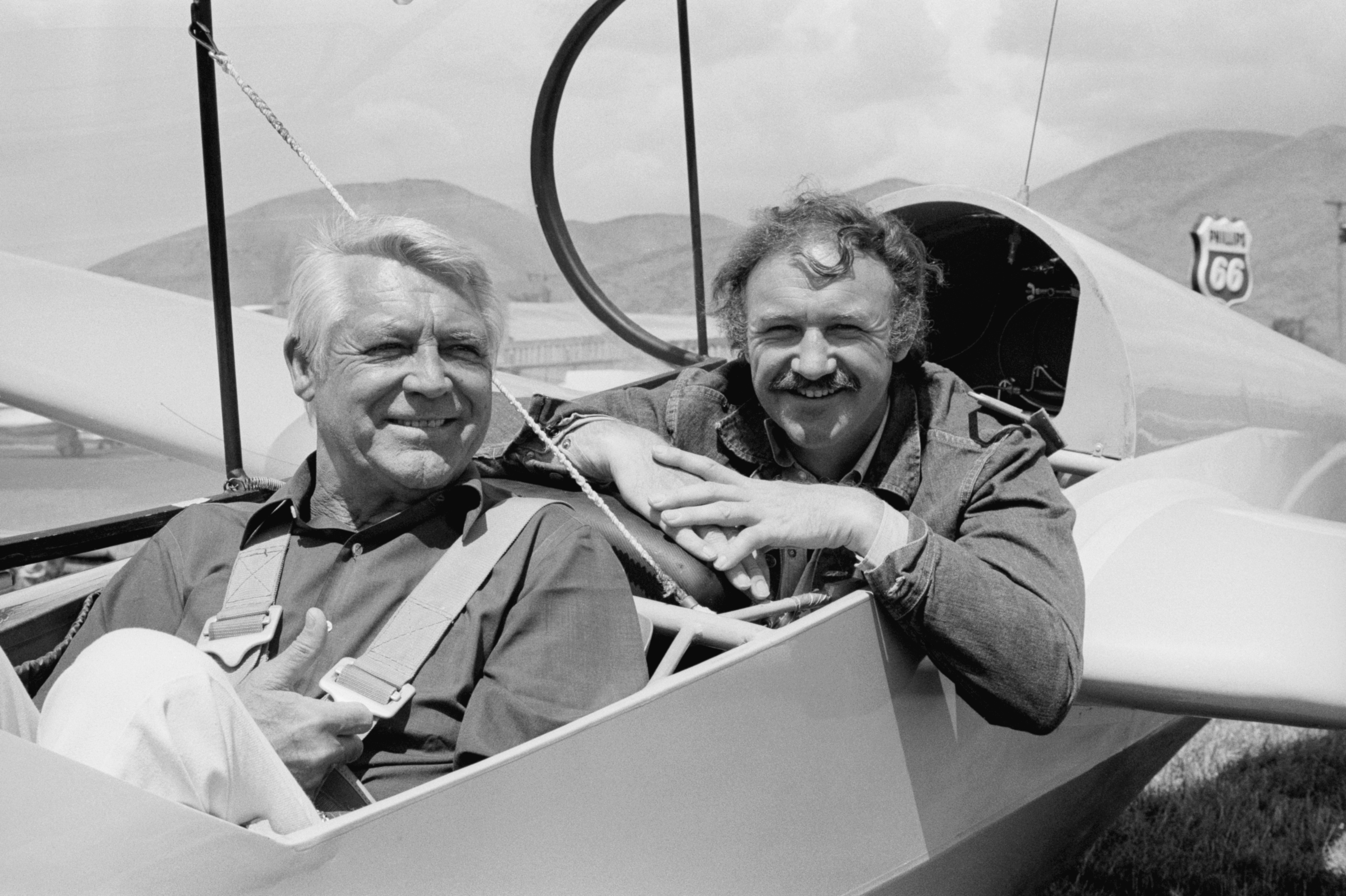 Cary Grant und Gene Hackman in einem Segelflugzeug beim Brut Film Festival, ca. August 1973 | Quelle: Getty Images