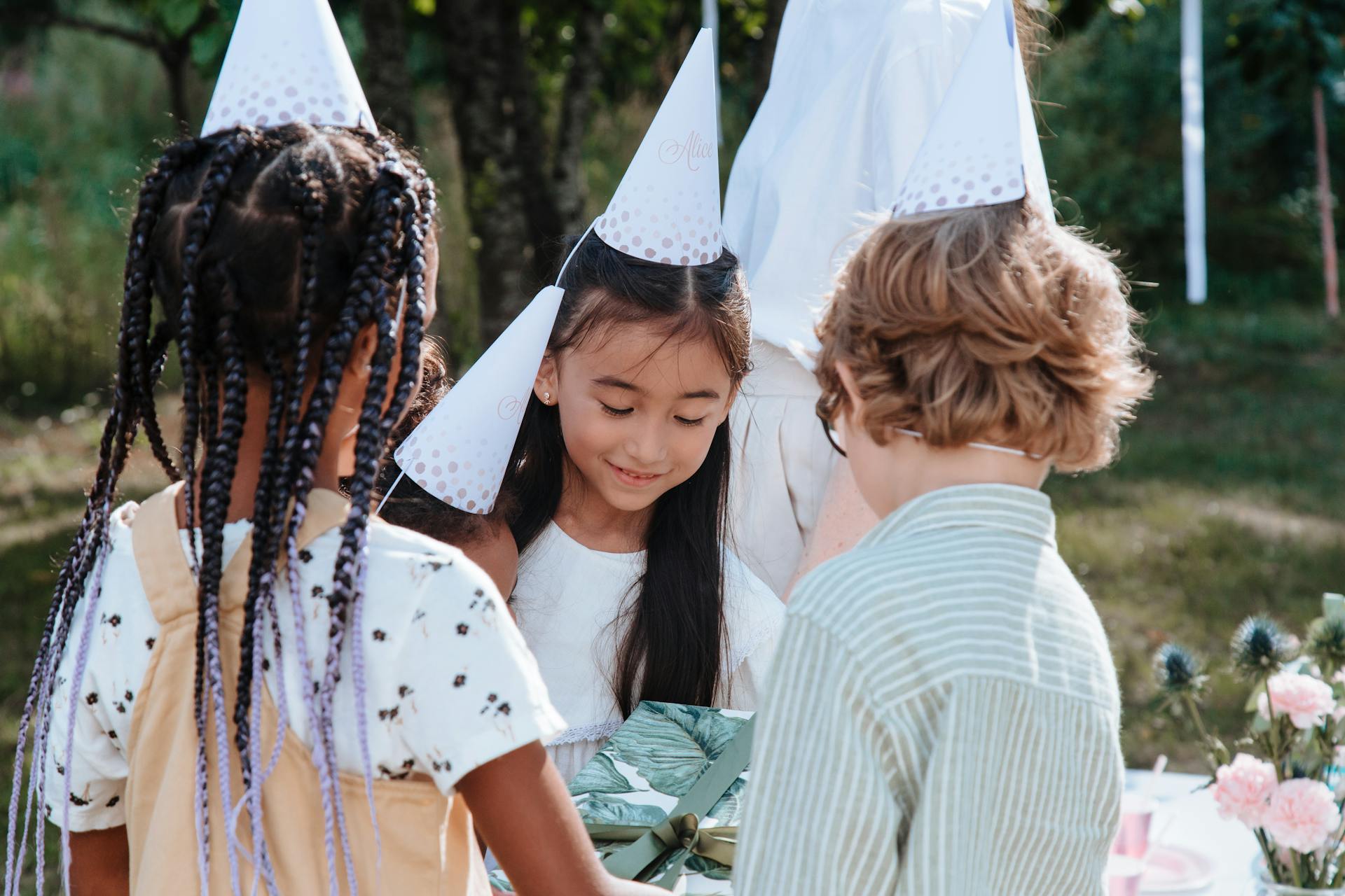 Kleine Kinder, die sich auf einer Party vergnügen | Quelle: Pexels