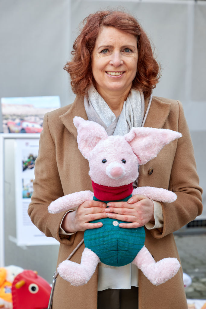 16 October 2020, Hamburg: Monica Lierhaus, Moderatorin, hält bei einem Pressetermin auf dem Recyclinghof in der Liebigstraße in Hamburg-Billbrook ein Kuscheltier in den Händen. Die Stadtreinigung startete das Sammeln gebrauchter Spielsachen für bedürftige Kinder. | Quelle: Getty Images