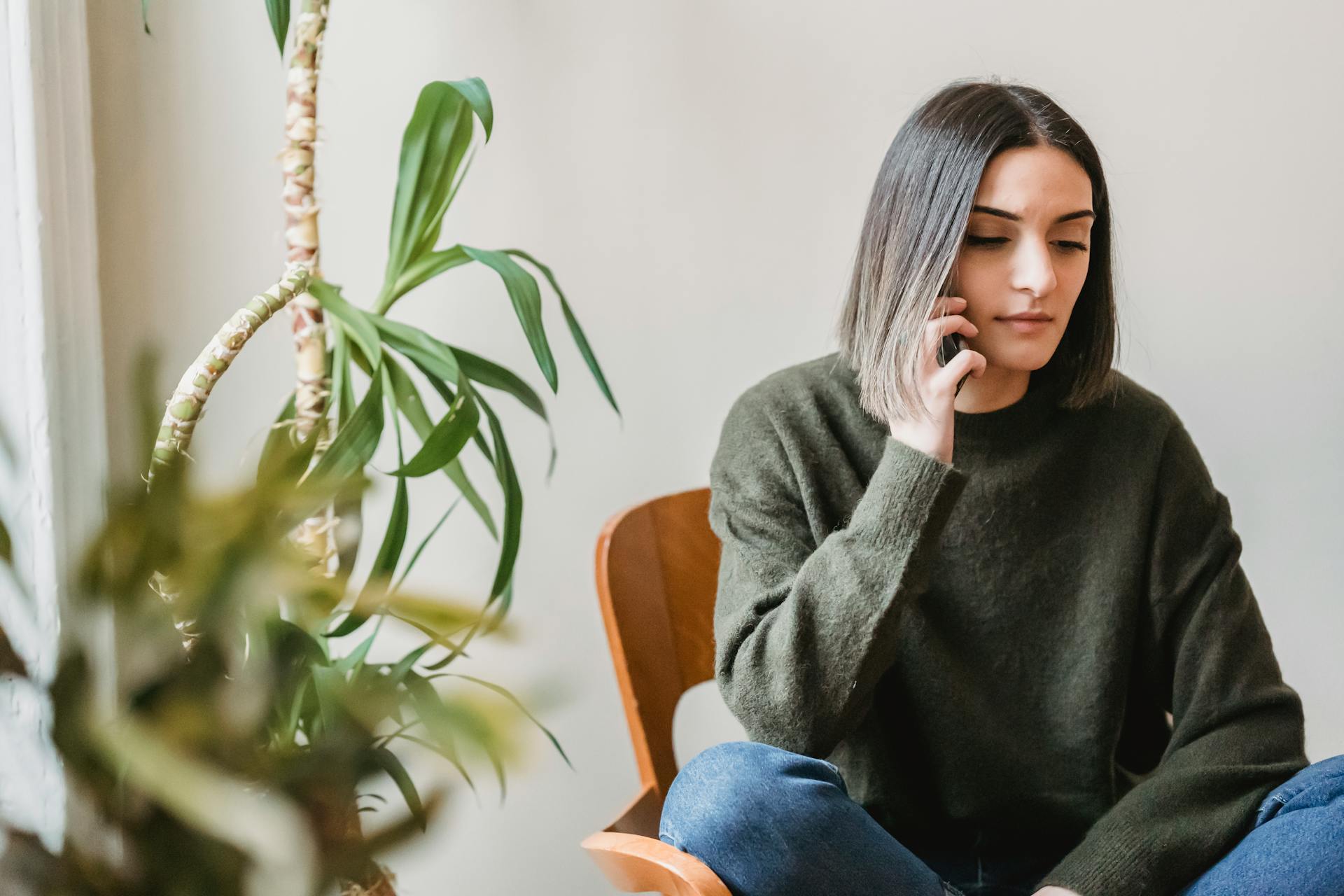 Eine Frau, die in ihr Telefon spricht | Quelle: Pexels