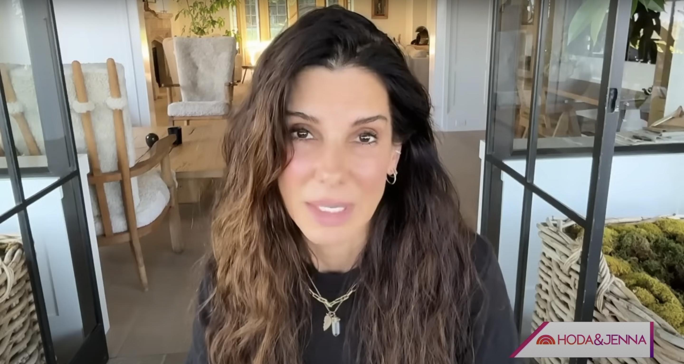 Ein Screenshot von Sandra Bullock, die Hoda Kotb in einem Video vom 12. August 2024 alles Gute zum Geburtstag wünscht | Quelle: YouTube/@HodaAndJenna