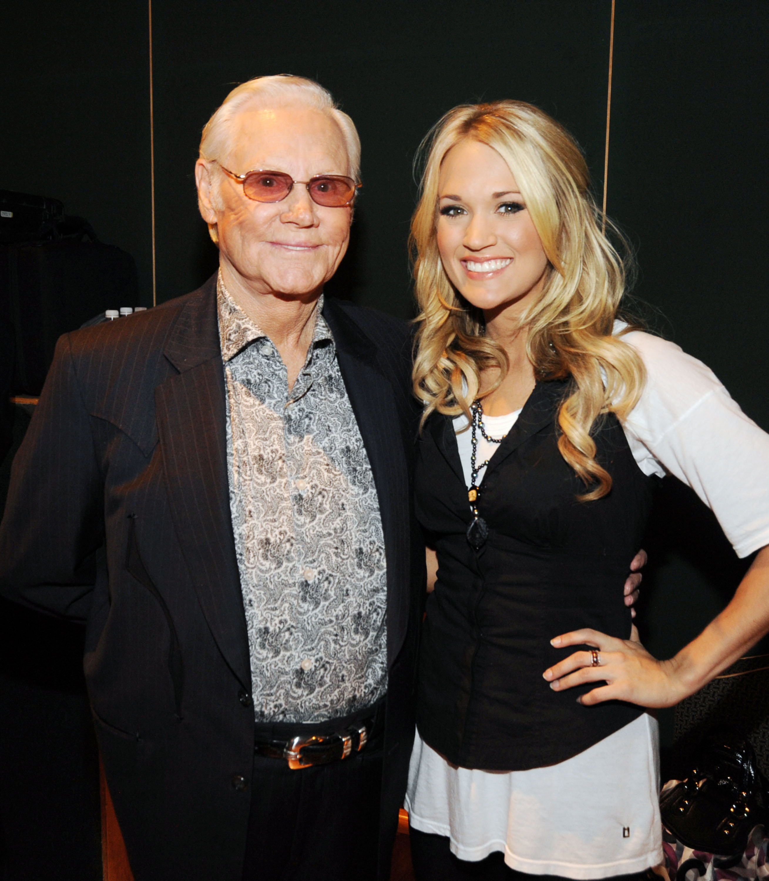 Im November 2009 wurde Carrie zusammen mit dem Country-Musik-Urgestein George Jones bei einer weiteren Veranstaltung in Nashville fotografiert, bei der Dollys Musik gefeiert wurde. | Quelle: Getty Images